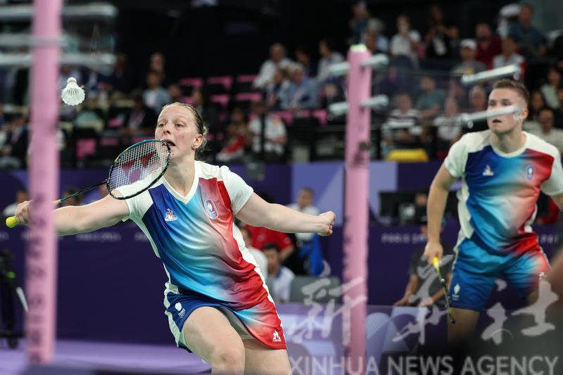 Thom Gicquel et Delphine Delrue (à gauche) de France en compétition lors du match de badminton de la phase de groupe du double mixte contre Zheng Siwei et Huang Yaqiong de Chine aux Jeux olympiques de Paris 2024 à Paris, en France, le 27 juillet 2024. (Xinhua/Chen Bin)