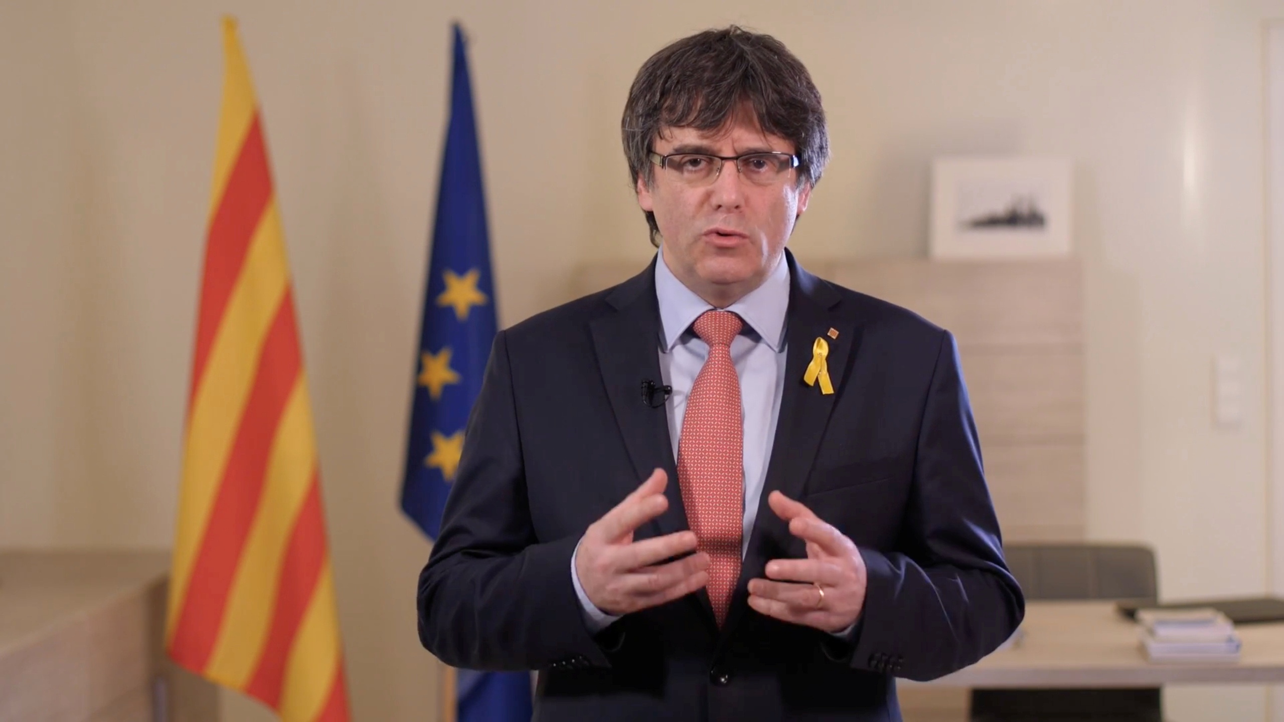 L'ancien président catalan destitué, Carles Puigdemont, est visible sur cette image extraite d'une vidéo où il prononce un discours via les réseaux sociaux depuis un lieu non divulgué. /Photo prise le 1er mars 2018/ Carles Puidgemont/Diffusion via REUTERS