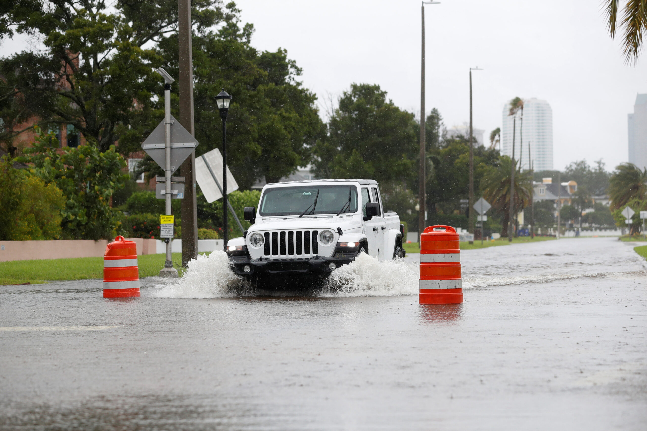 Un véhicule roule dans une rue inondée alors que la tempête tropicale Debby s'approche de la côte du golfe, à Tampa, en Floride, aux États-Unis. /Photo prise le 4 août 2024/REUTERS/Octavio Jones