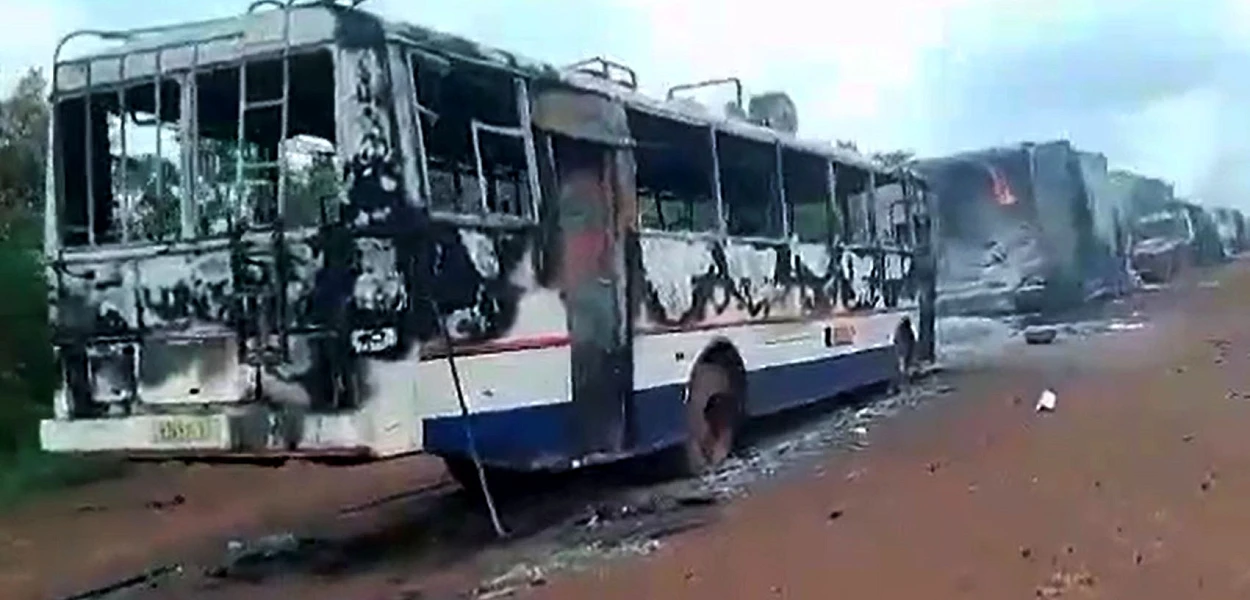 Des véhicules brûlés sur une route du Burkina Faso. mad | csi