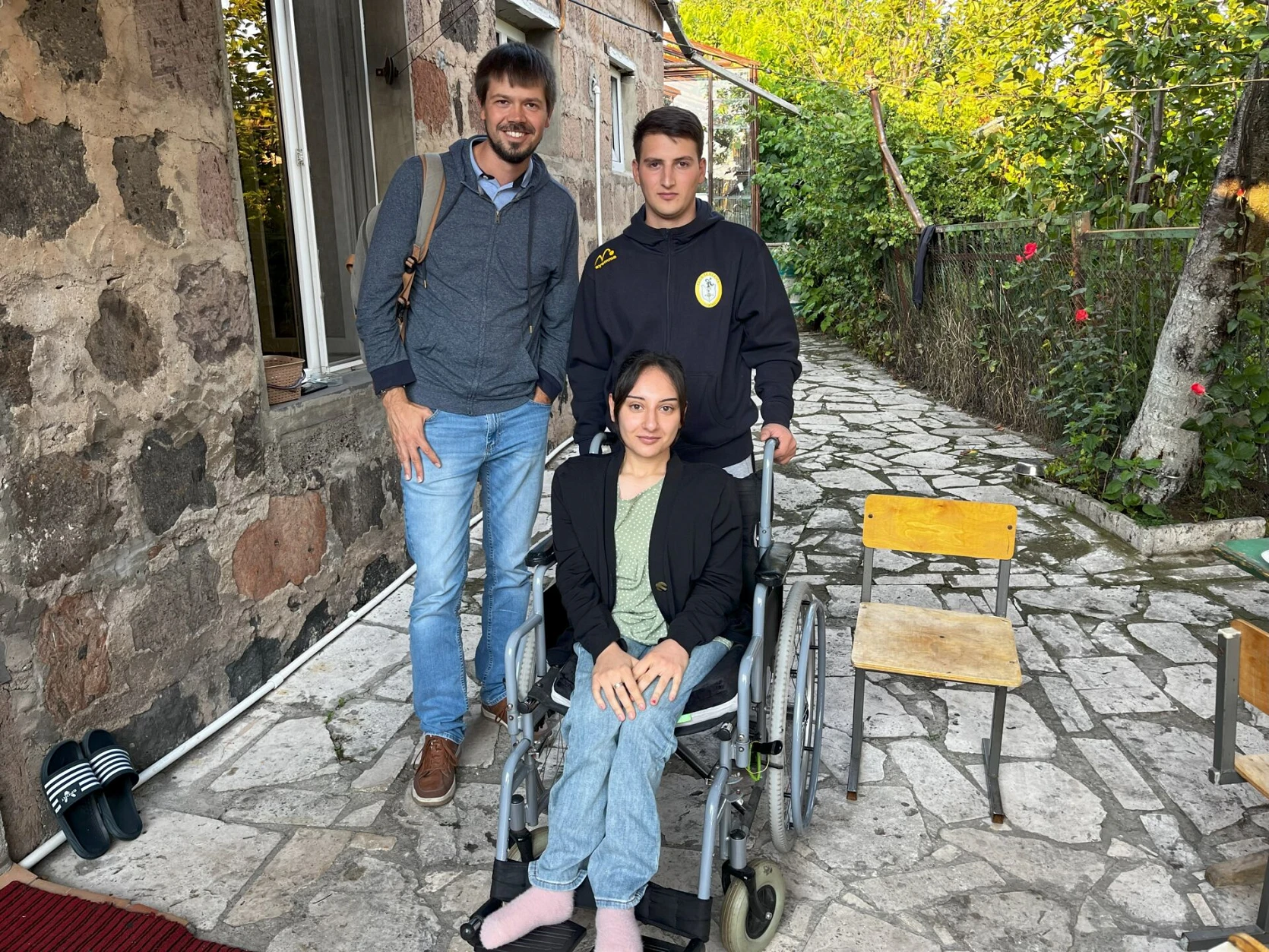 Joel Veldkamp, collaborateur de CSI, avec Haik et Narine. csi