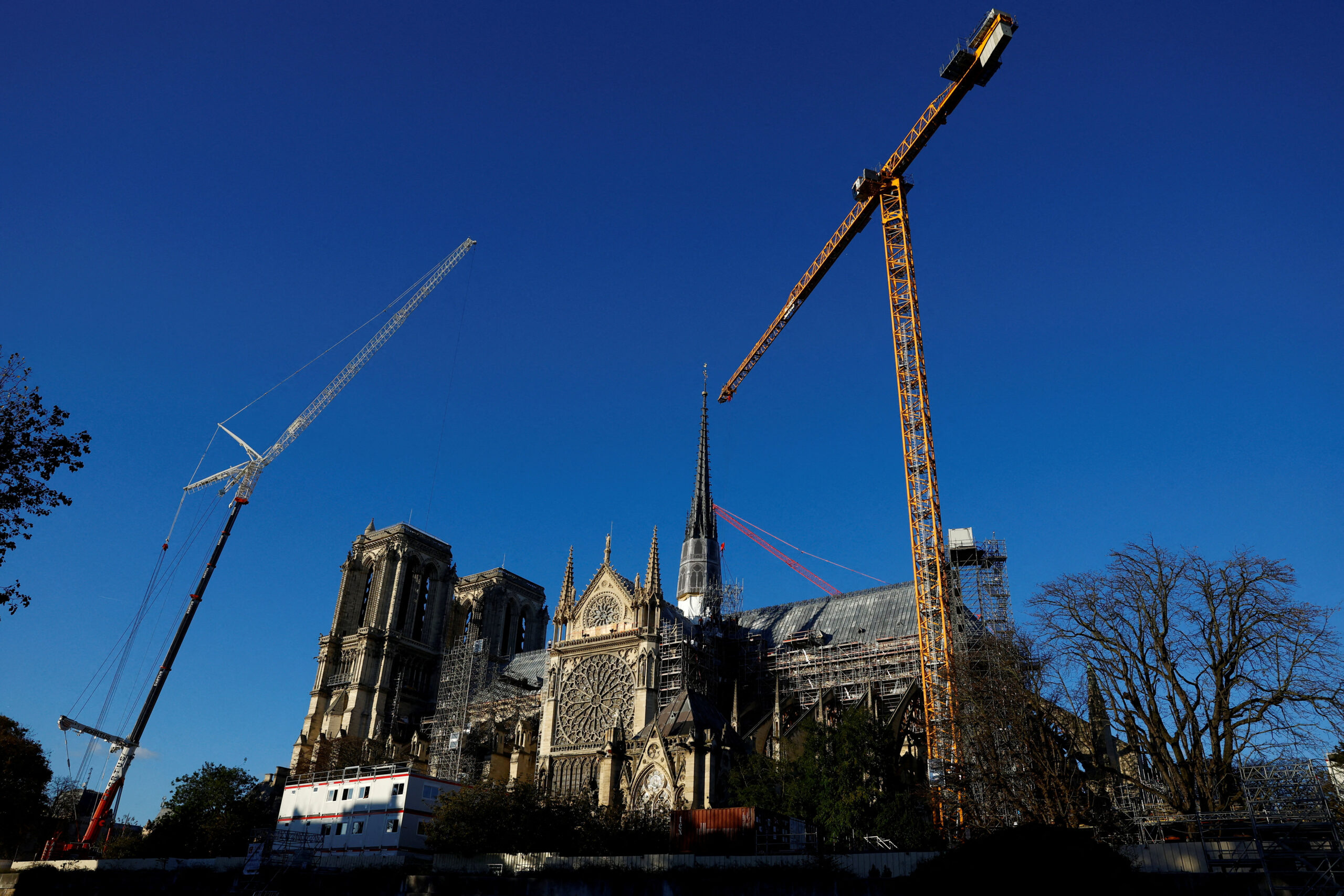 Des grues sont visibles autour de la cathédrale Notre-Dame de Paris, ravagée par un incendie en 2019, alors que les travaux de restauration se poursuivent avant sa réouverture, à Paris, France. /Photo prise le 23 octobre 2024/REUTERS/Stephanie Lecocq/Photo d'archives