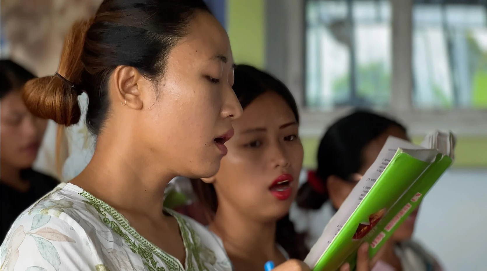 Ils expriment leur gratitude en chantant des gospels pendant le service religieux. csi