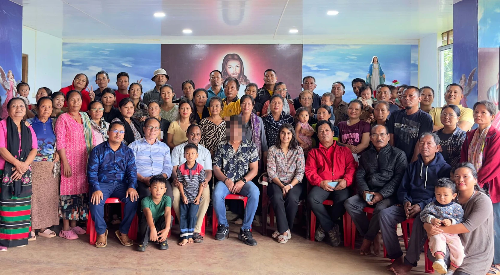 Après le service religieux, ces bénéficiaires se sont réunis pour une photo de groupe afin de remercier CSI pour son important soutien. csi