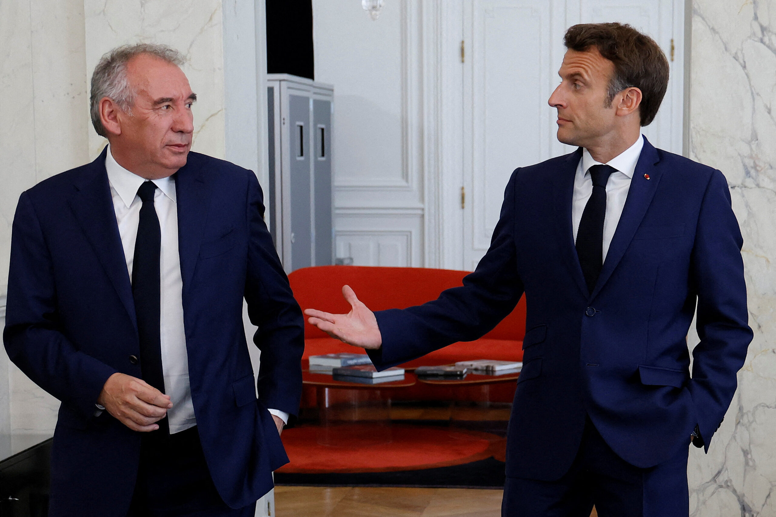 François Bayrou, leader du parti centriste français MoDem (Mouvement Démocrate), regarde le président français Emmanuel Macron après des entretiens au palais de l'Élysée à Paris, France. /Photo prise le 21 juin 2022/REUTERS/Ludovic Marin/Pool