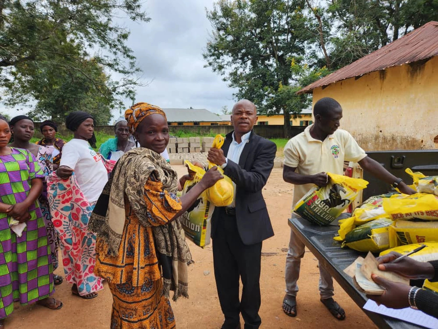 CSI distribue des colis alimentaires à des familles dans le besoin au Nigéria. csi