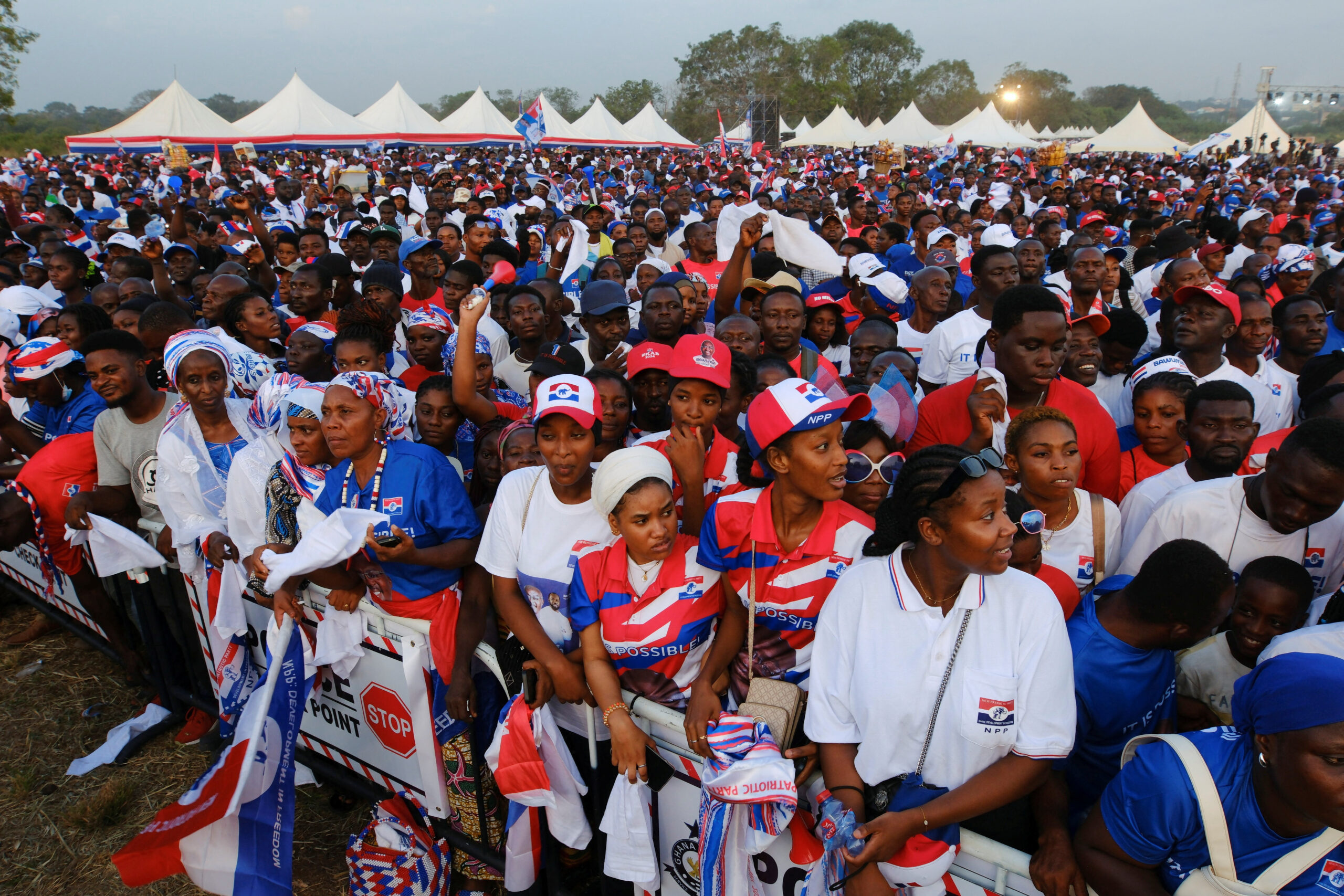 Photo d'archives: Des partisans du candidat présidentiel du New Patriotic Party (NPP) et vice-président ghanéen Mahamadu Bawumia assistent à son dernier meeting de campagne électorale, à Accra, au Ghana, Photo prise le 5 décembre 2024. REUTERS/Francis Kokoroko