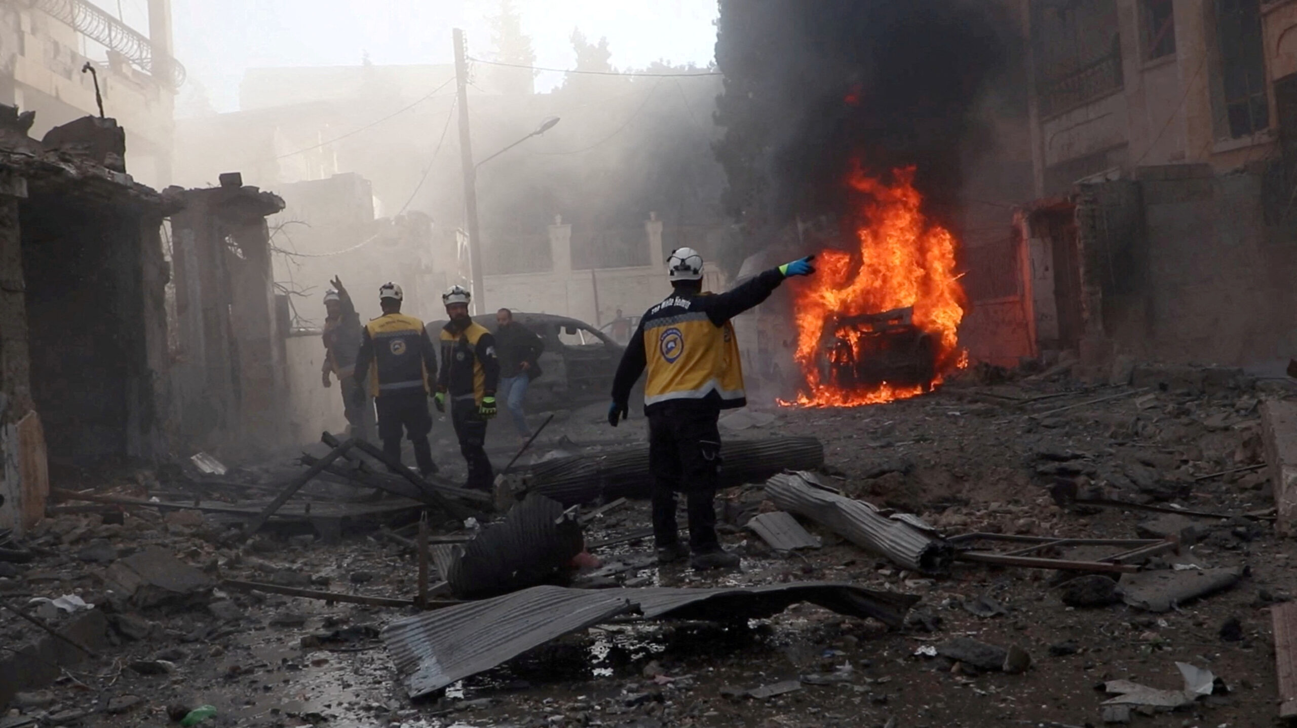 Des membres des Casques blancs travaillent sur les lieux de ce que l'organisation qualifie d'attaque, à Idlib, en Syrie, publié le 1er décembre 2024/The White Helmets/Handout via REUTERS