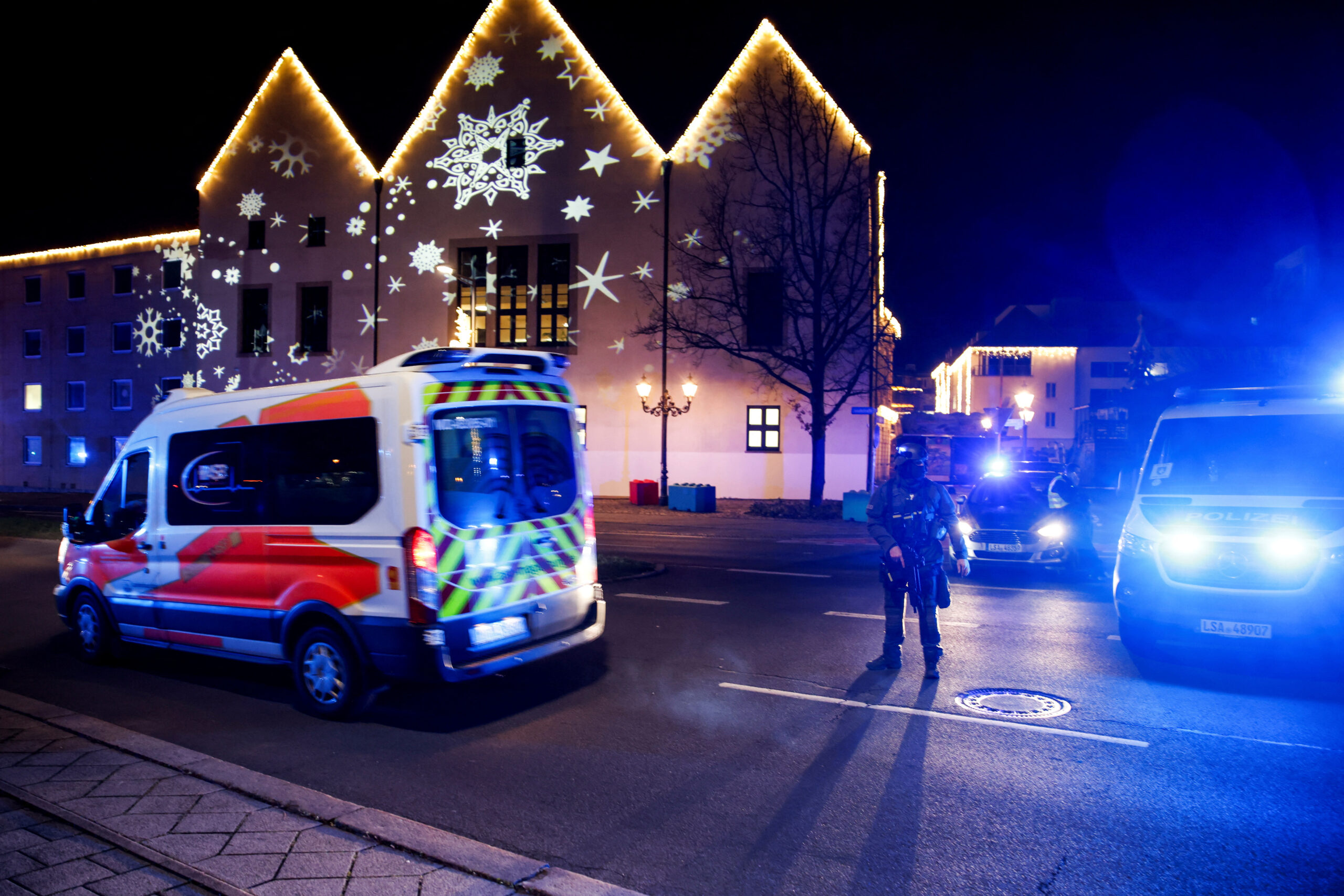 Le personnel d'urgence travaille sur un marché de Noël après qu'une voiture ait foncé sur un groupe de personnes, selon les médias locaux, à Magdebourg, en Allemagne, Photo prise le 20 décembre 2024. REUTERS/Axel Schmidt