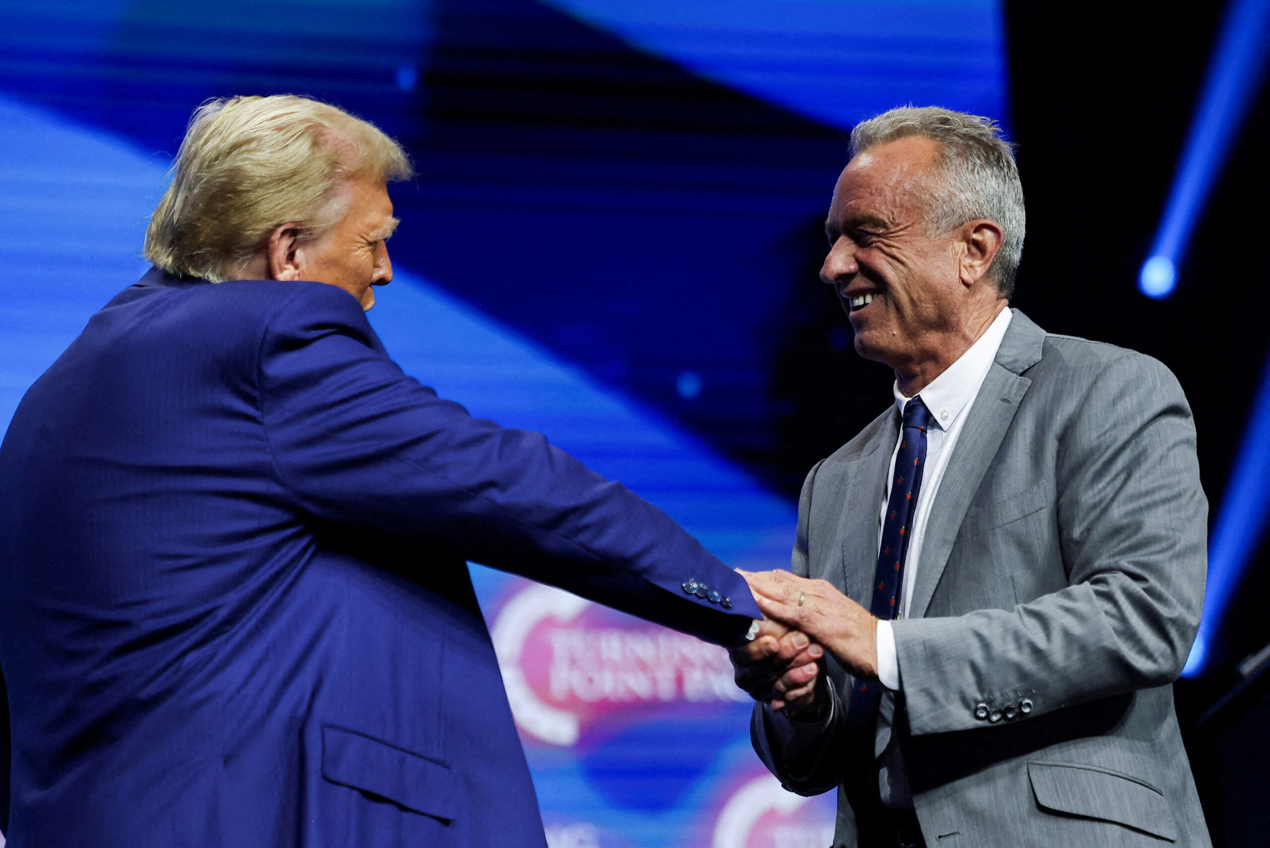 Robert F. Kennedy Jr. et le candidat républicain à la présidence et ancien président des États-Unis Donald Trump se saluent lors d'un événement de campagne parrainé par le groupe conservateur Turning Point USA, à Duluth, en Géorgie, aux États-Unis. /Photo prise le 23 octobre 2024/REUTERS/Carlos Barria/Photo d'archives