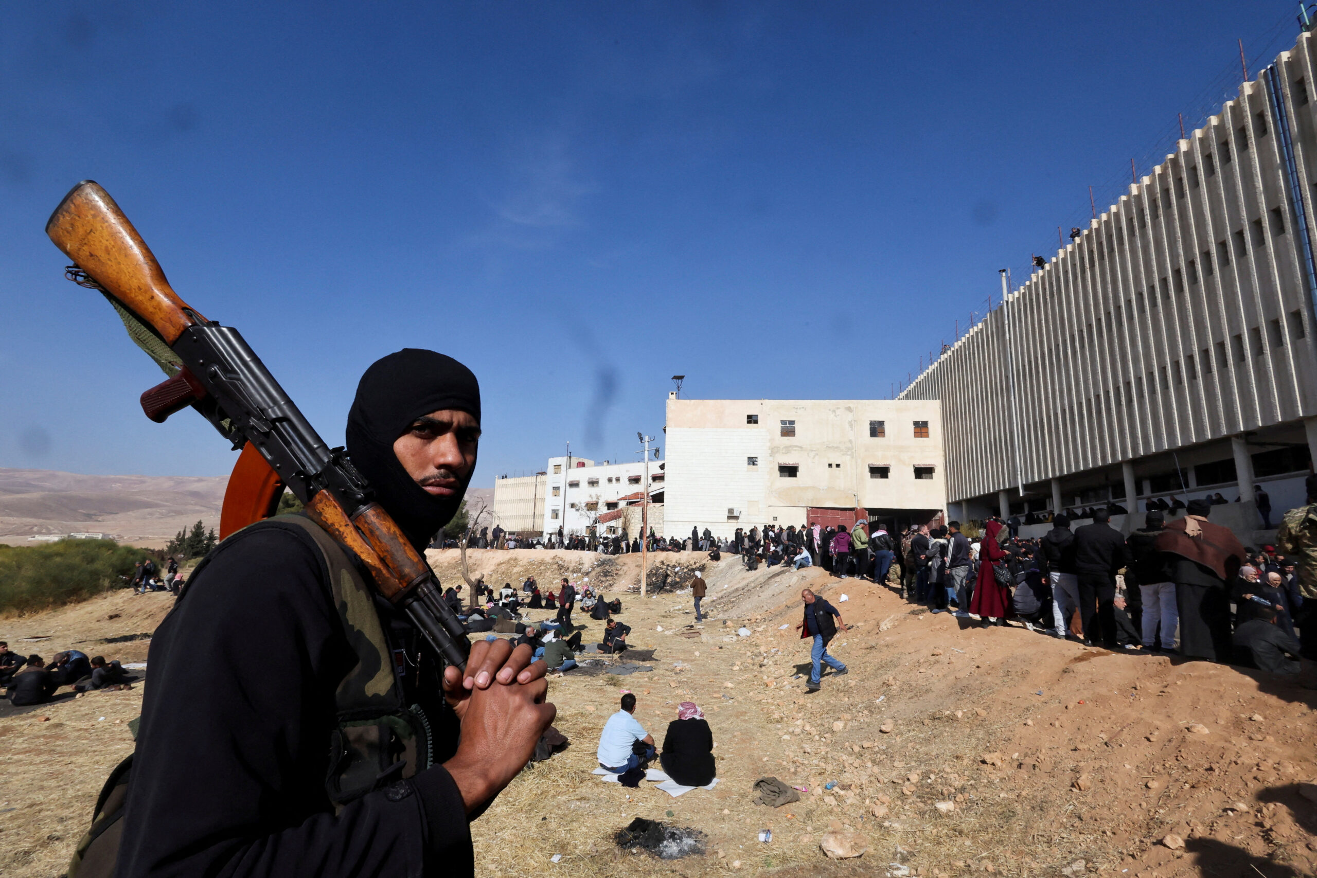 Un combattant rebelle observe pendant que la recherche de prisonniers se déroule à la prison de Saidnaya, après que les rebelles ont pris la capitale et annoncé avoir renversé le président Bachar al-Assad à Saidnaya, en Syrie. /Photo prise le 9 décembre 2024/REUTERS/Amr Abdallah Dalsh