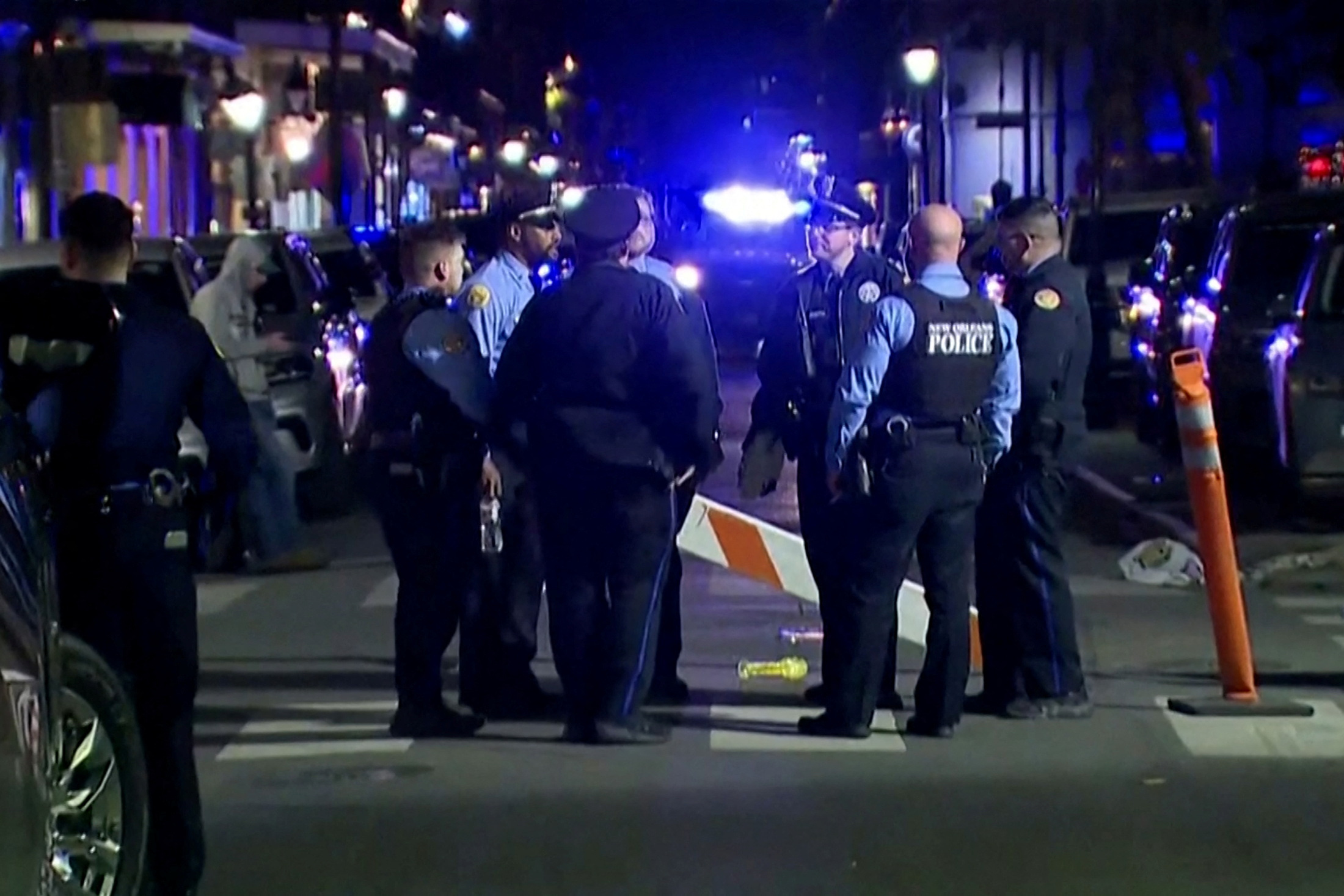 Des policiers sur les lieux où un camion a foncé sur la foule sur Bourbon Street à la Nouvelle-Orléans. /Image diffusée le 1er janvier 2025/REUTERS/ABC Affiliate WGNO