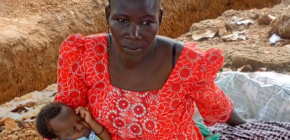 Christina Kazah vit avec ses deux enfants dans un camp de fortune. Photo : Luka Binniyat