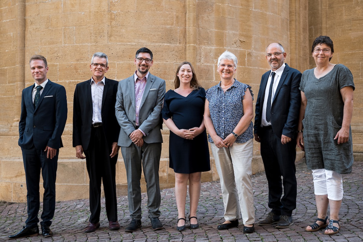 De gauche à droite: Adrien Bridel, Jacques Péter, Yves Bourquin, Clémentine Miéville, Alice Duport, Christian Miaz (président du Conseil synodal) et Esther Berger (présidente du Synode).