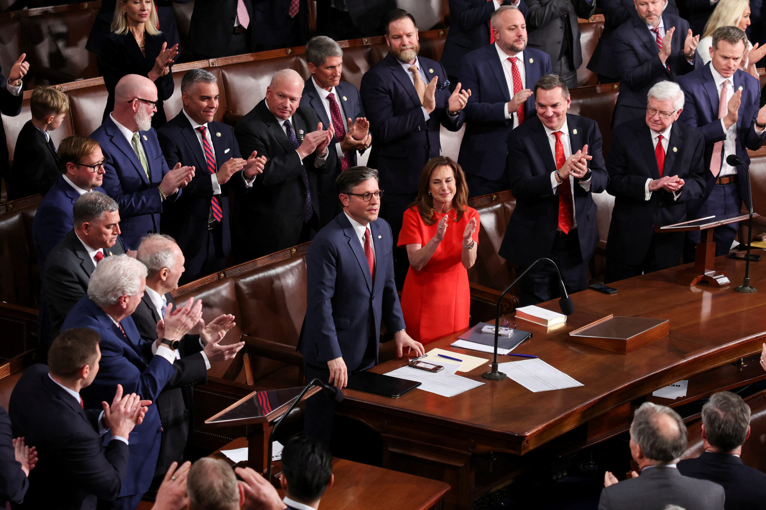 Le représentant américain Mike Johnson (R-LA) se tient debout, alors qu'il est réélu président de la Chambre des représentants lors du premier jour du 119e Congrès au Capitole des États-Unis à Washington, États-Unis/ Photo prise le 3 janvier 2025/REUTERS/Evelyn Hockstein