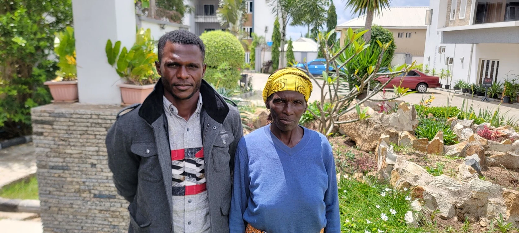 Rajina avec l’un de ses fils. Après toutes ses pertes, elle a pu redémarrer son commerce de pommes de terre grâce à l’aide de CSI. csi