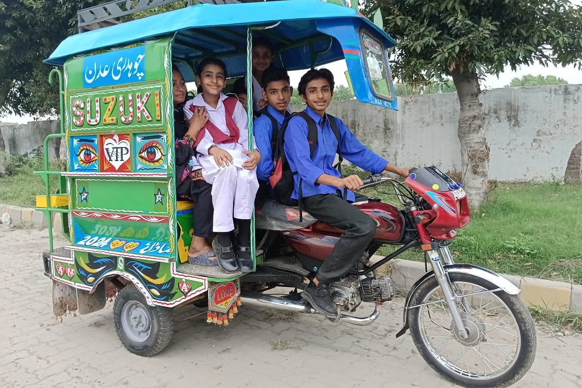 Les enfants de Saleem et Saima ont visiblement beaucoup de plaisir à utiliser le nouveau rickshaw. csi