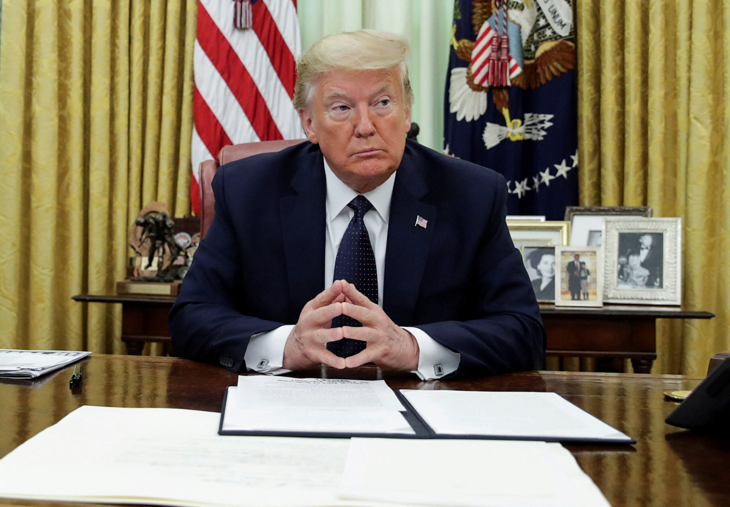 Le président américain Donald Trump est assis avant de signer un décret dans le bureau ovale de la Maison Blanche à Washington, États-Unis/Photo prise le 28 mai 2020/ REUTERS/Jonathan Ernst/