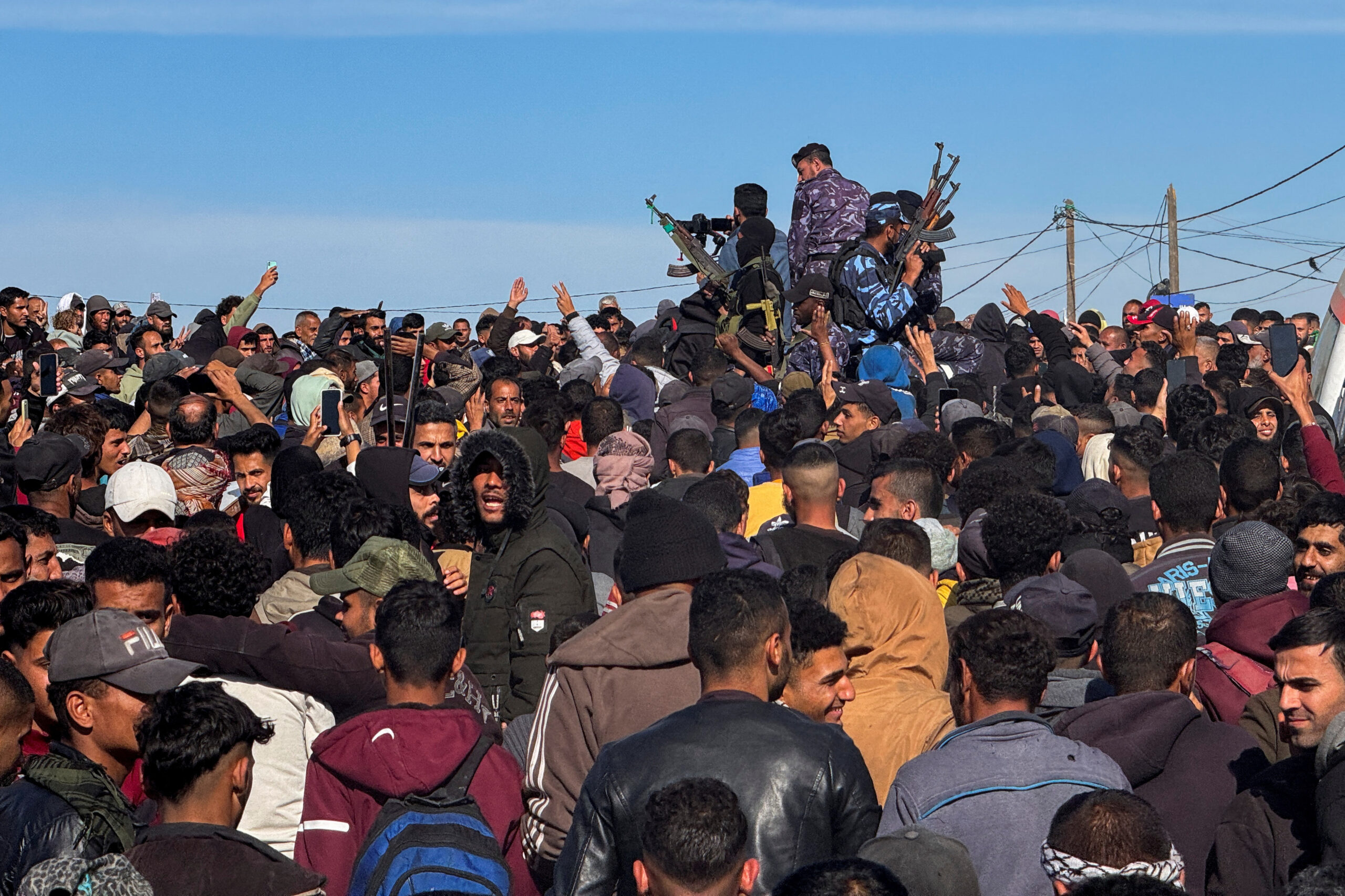 Des policiers du Hamas s'efforcent de contrôler la foule alors que les Palestiniens attendent d'être autorisés à retourner chez eux dans le nord de la bande de Gaza après avoir été déplacés vers le sud sur ordre d'Israël pendant la guerre, au milieu d'un cessez-le-feu entre Israël et le Hamas, dans le centre de la bande de Gaza/Photo prise le 26 janvier 2025/REUTERS/Mohammed Salem