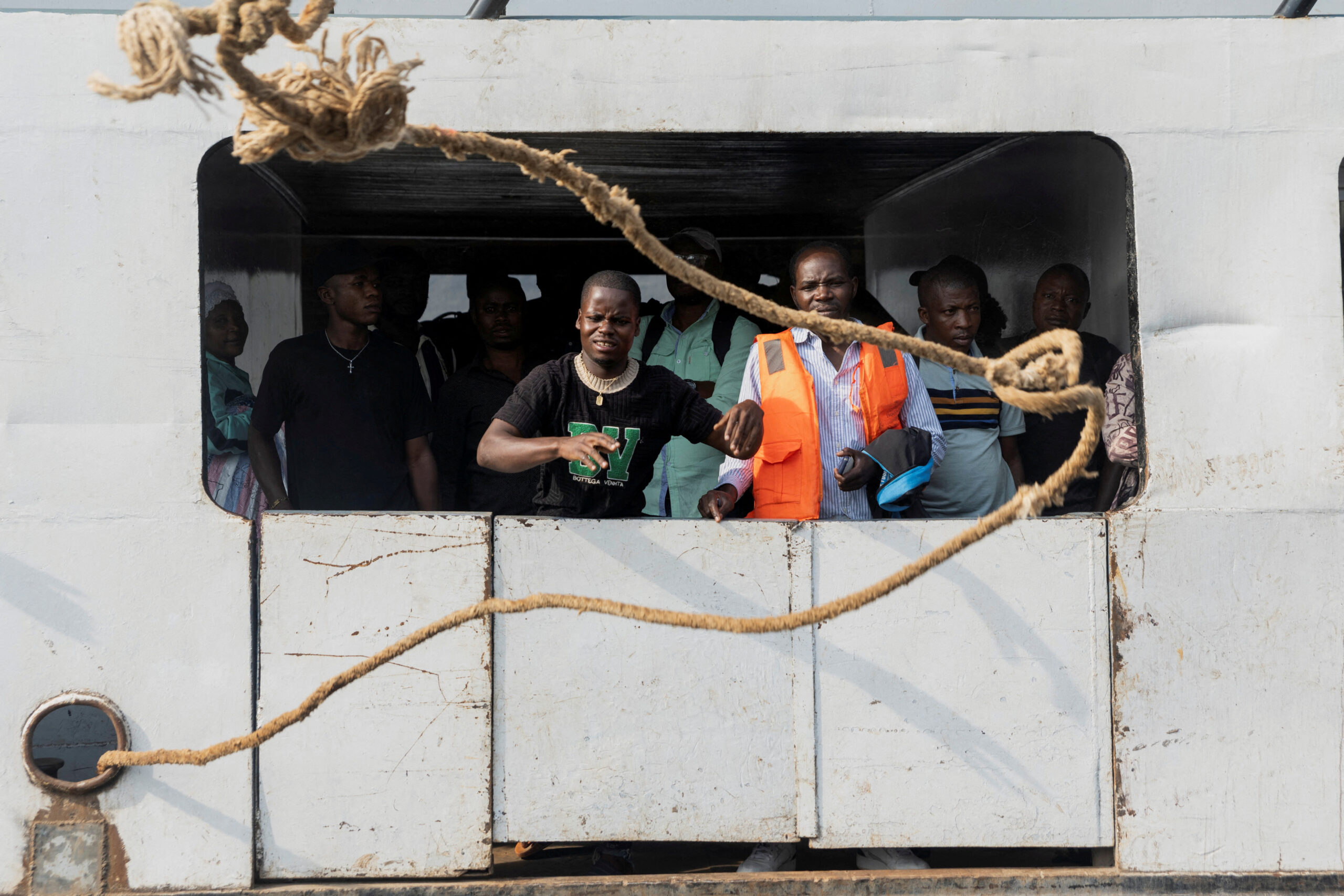 Des passagers de Bukavu se tiennent à bord du bateau Emmanuel, lors de son premier voyage entre Bukavu et Goma depuis la prise de la ville par les rebelles du M23, à Goma, dans la province du Nord-Kivu, en République démocratique du Congo. /Photo prise le 18 février 2025/REUTERS/Arlette Bashizi