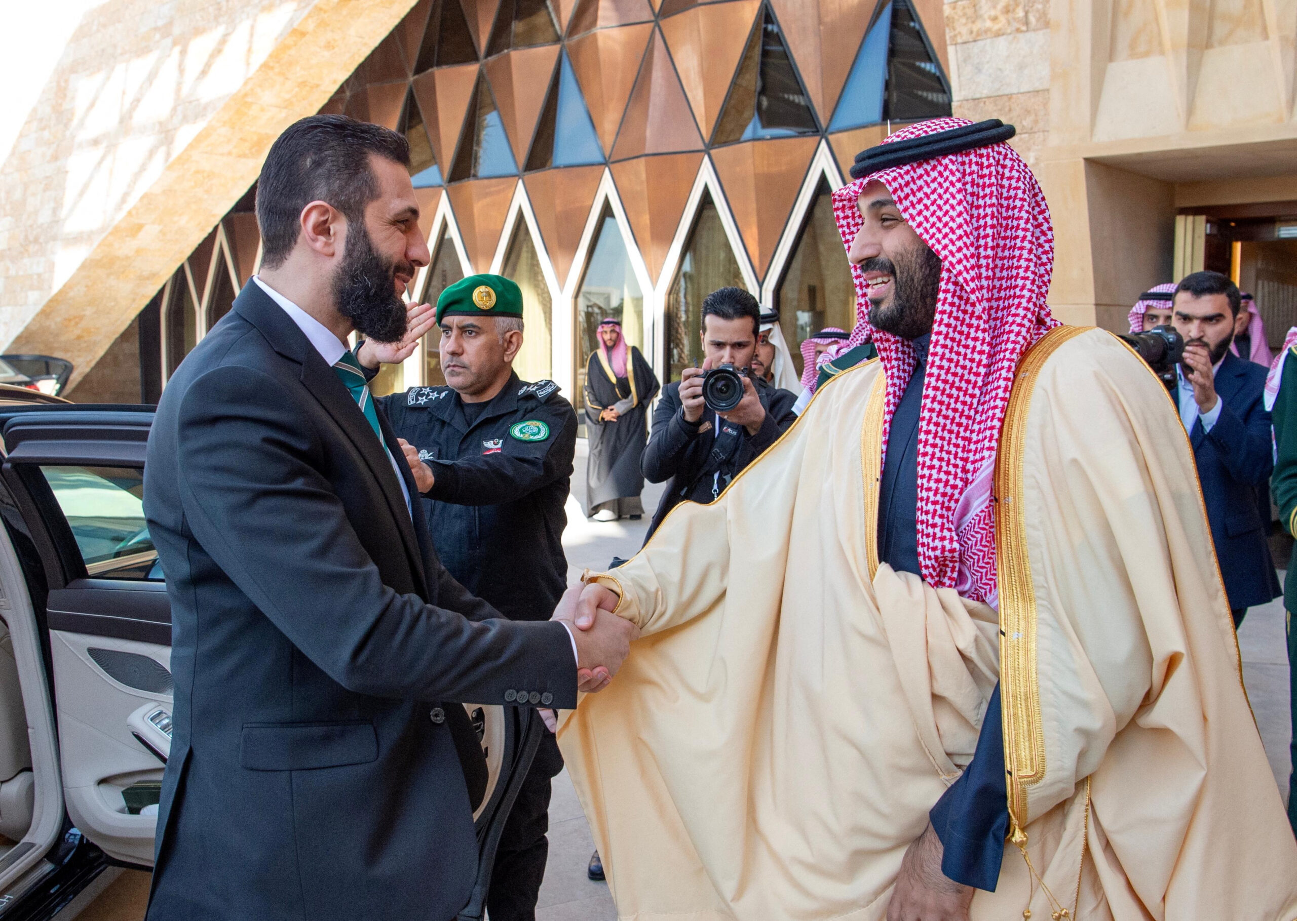 Le nouveau président syrien pour une phase de transition, Ahmed al-Sharaa, rencontre le prince héritier saoudien, Mohammed Bin Salam, à Riyad, en Arabie saoudite/Photo prise le 2 février 2025/Bandar Algaloud Cour royale saoudienne/Handout via REUTERS