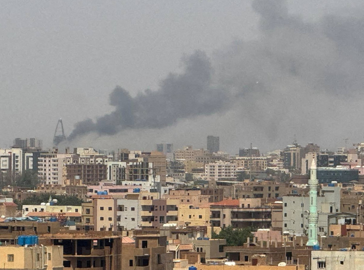 Des panaches de fumée s'élèvent lors d'affrontements entre les forces paramilitaires de soutien rapide et l'armée à Khartoum, au Soudan. /Photo prise de 26 septembre 2024/REUTERS/Stringer