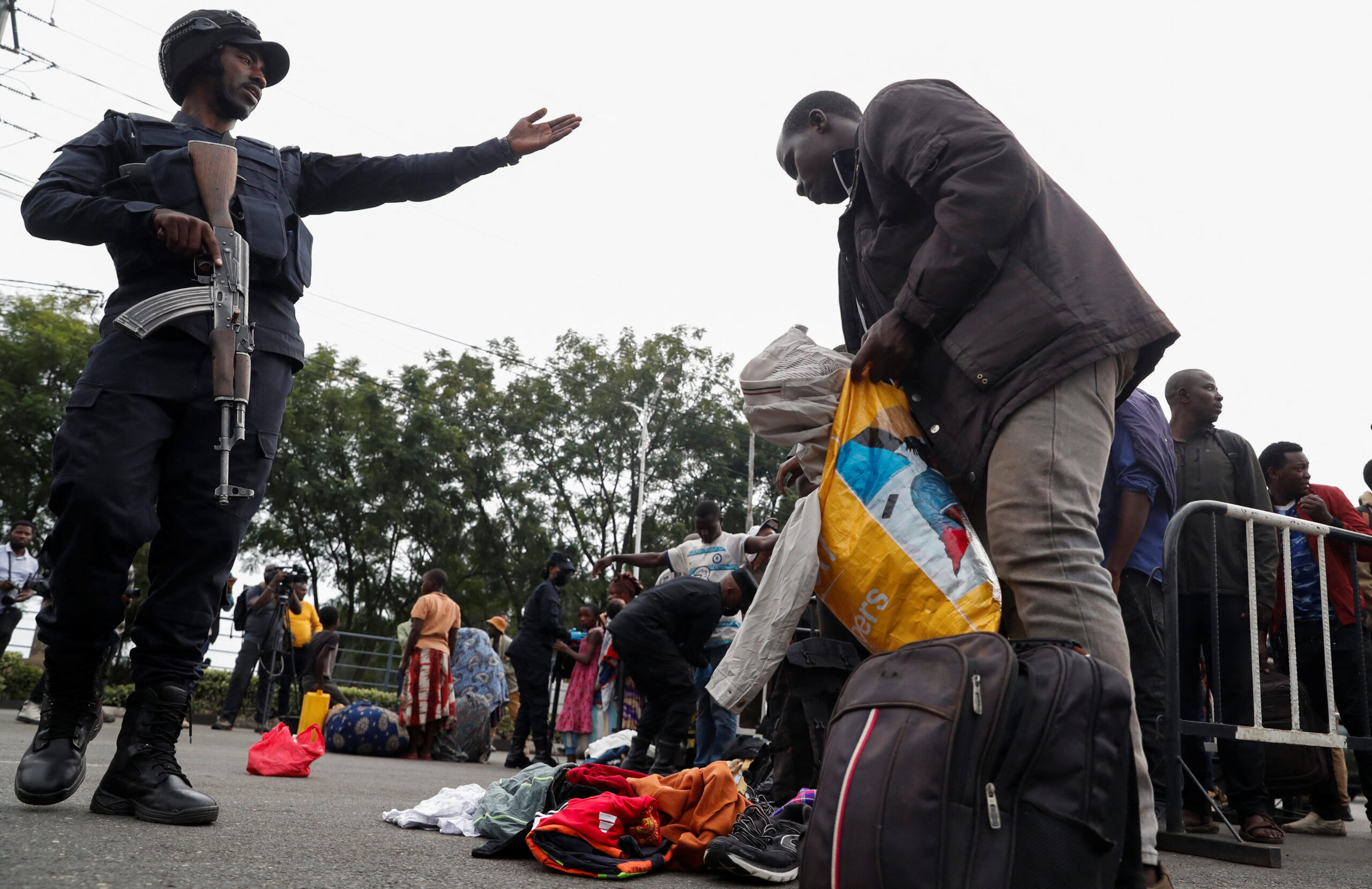 Des chauffeurs de camion des Nations Unies et des civils congolais qui ont fui Goma, dans l'est de la République démocratique du Congo, à la suite des combats entre les rebelles du M23 et les Forces armées de la République démocratique du Congo (FARDC), subissent un contrôle de sécurité au poste frontière alors qu'ils sont accueillis par les autorités rwandaises à Gisenyi, dans le district de Rubavu, au Rwanda. /Photo prise le 28 janvier 2025/REUTERS/Thomas Mukoya