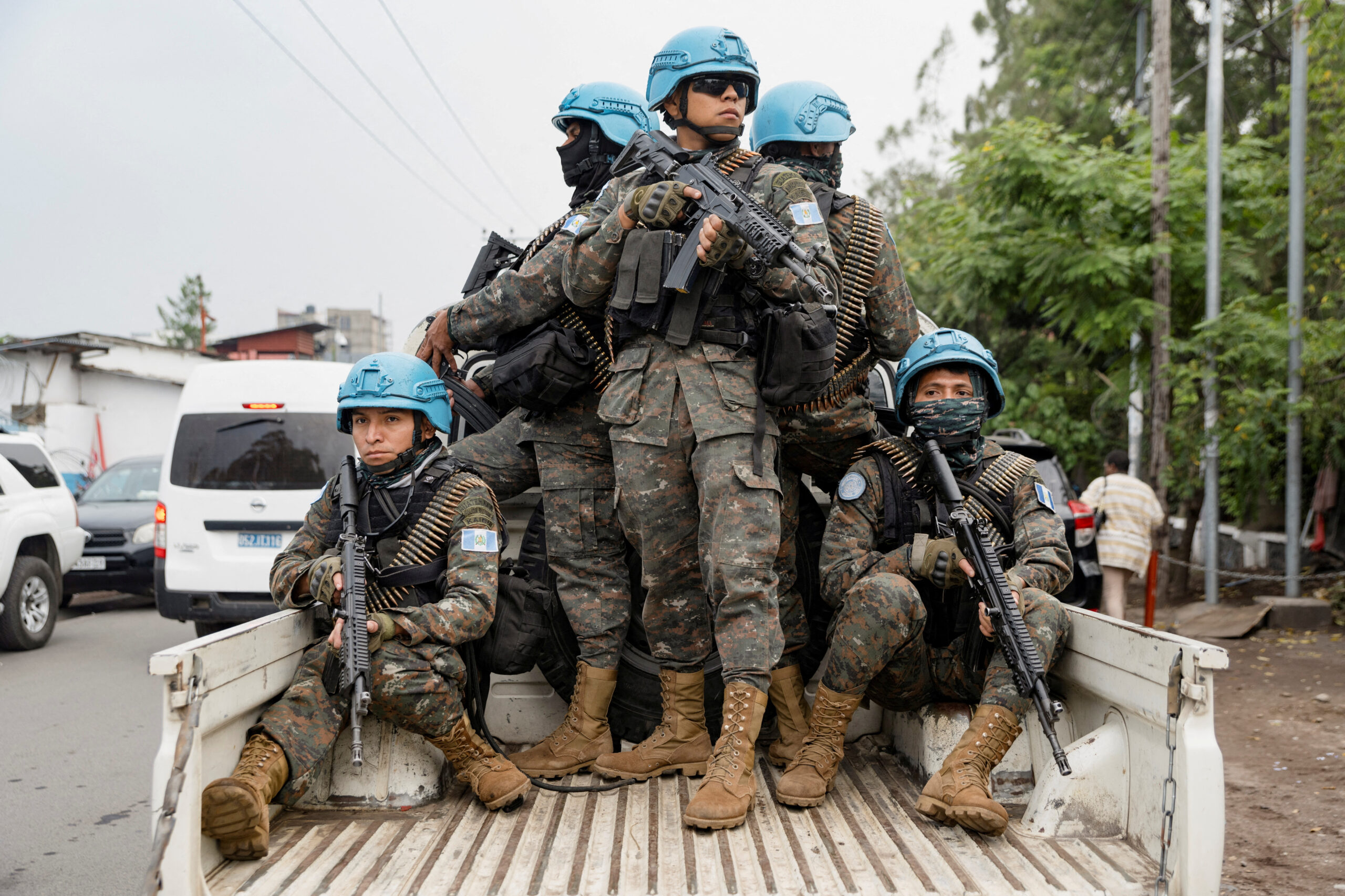 Des membres de la Mission de l'Organisation des Nations Unies pour la stabilisation en République démocratique du Congo (MONUSCO) circulent à bord d'une camionnette alors qu'ils sécurisent l'évacuation du personnel non essentiel de l'ONU, suite aux combats entre les rebelles du M23 et les Forces armées de la République démocratique du Congo (FARDC), à Goma, province du Nord-Kivu, République démocratique du Congo. /Photo prise le 25 janvier 2025/REUTERS/Arlette Bashizi