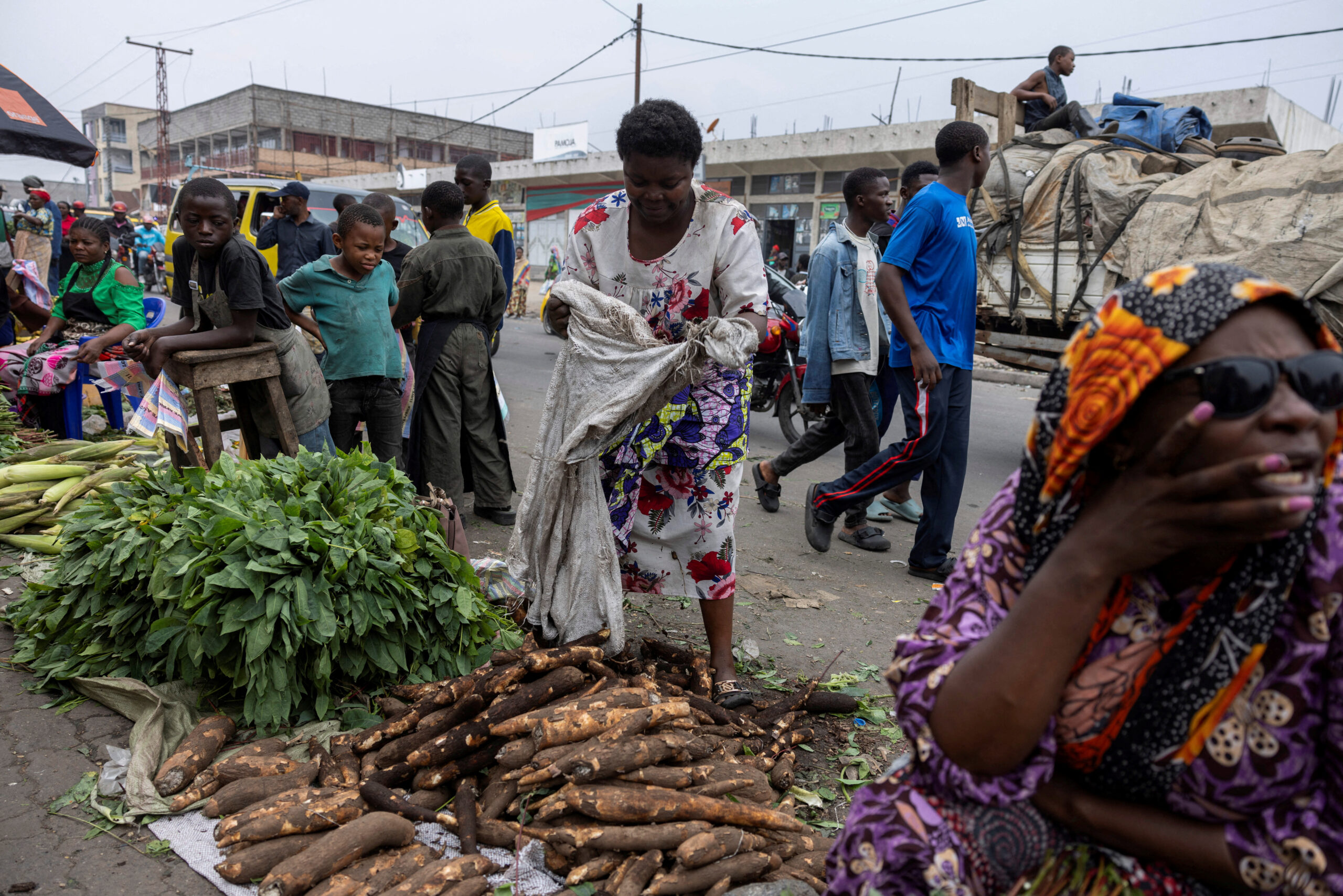 Tantine Nsimire vend des légumes qu'elle a ramenés de Shasha au marché d'Alanine après la réouverture de la route Minova Goma, alors que les activités commerciales reprennent timidement quelques jours après la prise de la ville par le groupe rebelle M23, à Goma, République démocratique du Congo/Photo prise le 31 janvier 2025/REUTERS/Arlette Bashizi