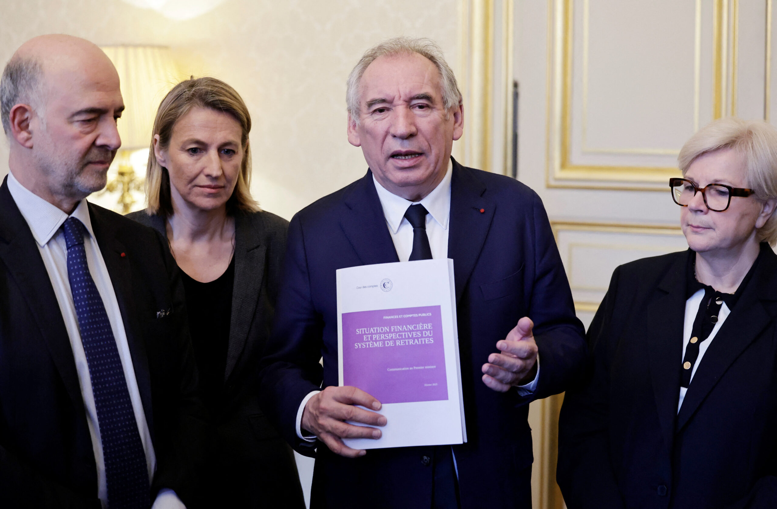 Le Premier ministre français François Bayrou s'exprime après avoir reçu les résultats du rapport sur les retraites du premier président de la Cour des comptes française, Pierre Moscovici, flanqué de la ministre française en charge du Travail et de l'Emploi Astrid Panosyan-Bouvet et de la ministre française du Travail, de la Santé, des Solidarités et des Familles Catherine Vautrin, à l'hôtel Matigon à Paris, France. /Photo prise le 20 février 2025/REUTERS/Stéphane de Sakutin