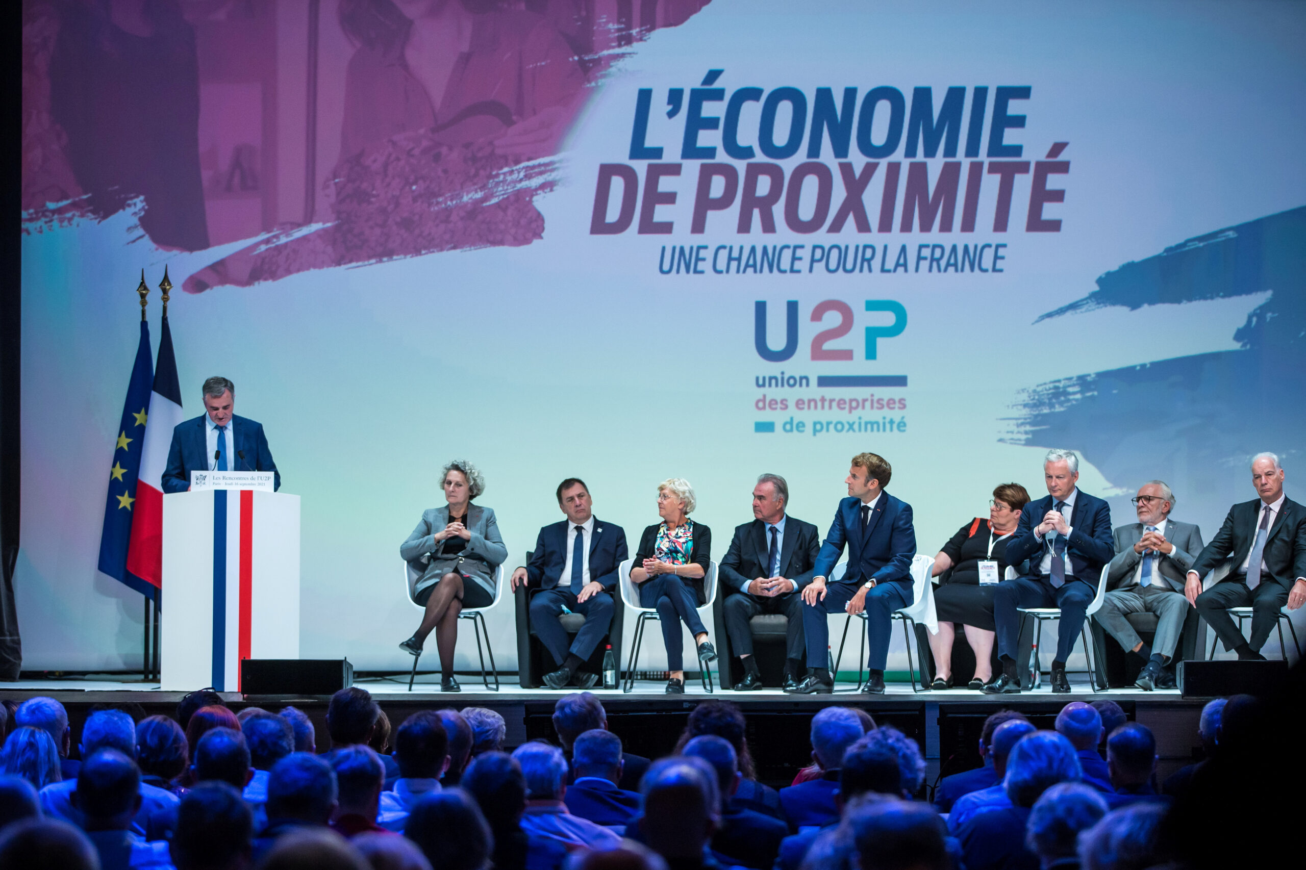 Le président français Emmanuel Macron écoute le discours de Dominique Metayer, président de l'union française des entreprises locales U2P, lors d'une réunion des "Rencontres de l'Union des Entreprises de proximité (U2P)", à Paris, France. /Photo prise le 16 septembre 2021/Christophe Petit Tesson