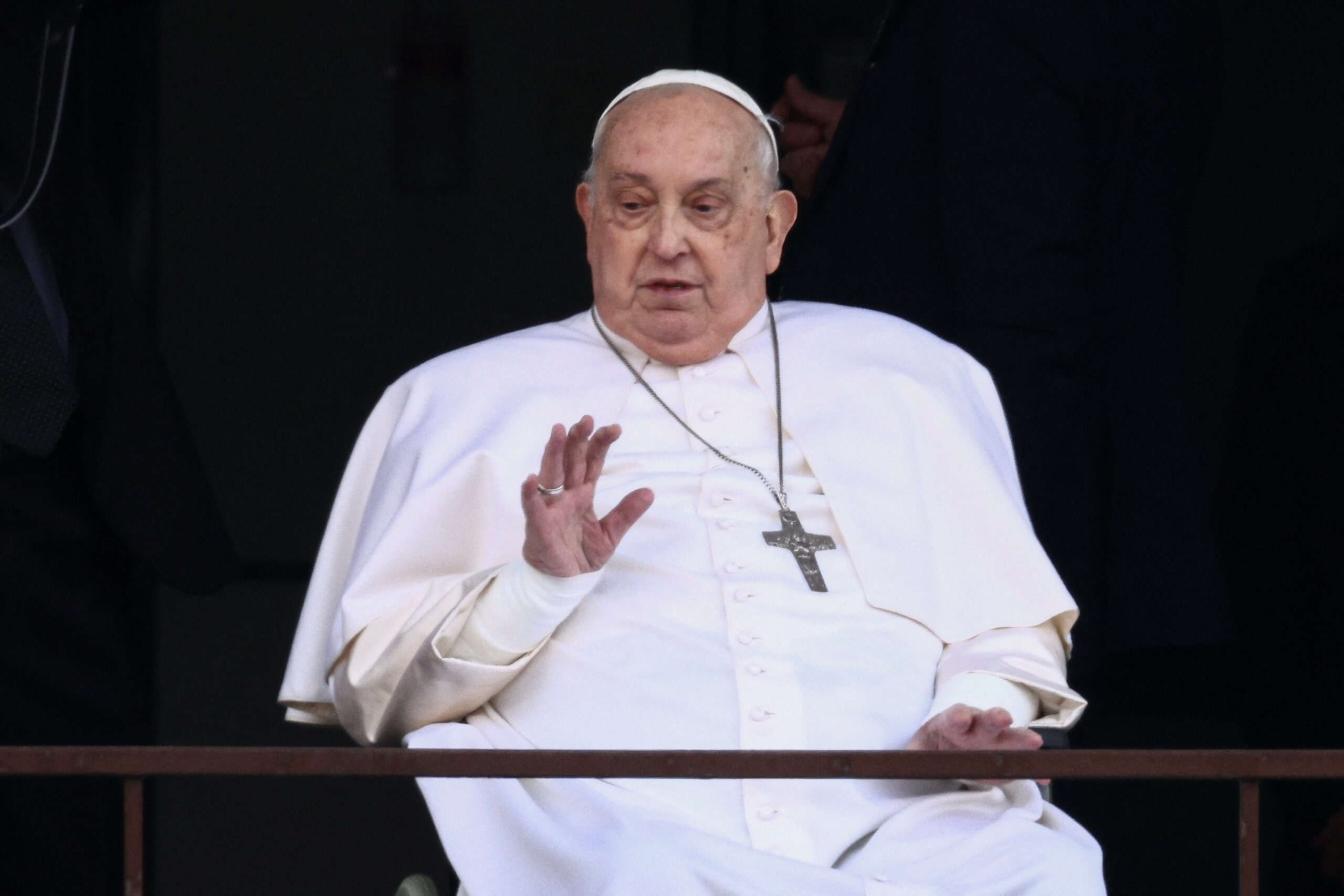 Le pape François salue lors de sa première apparition publique depuis cinq semaines, le jour de sa sortie de l'hôpital Gemelli, à Rome (Italie)/Photo prise le 23 mars 2025/REUTERS/Guglielmo Mangiapane