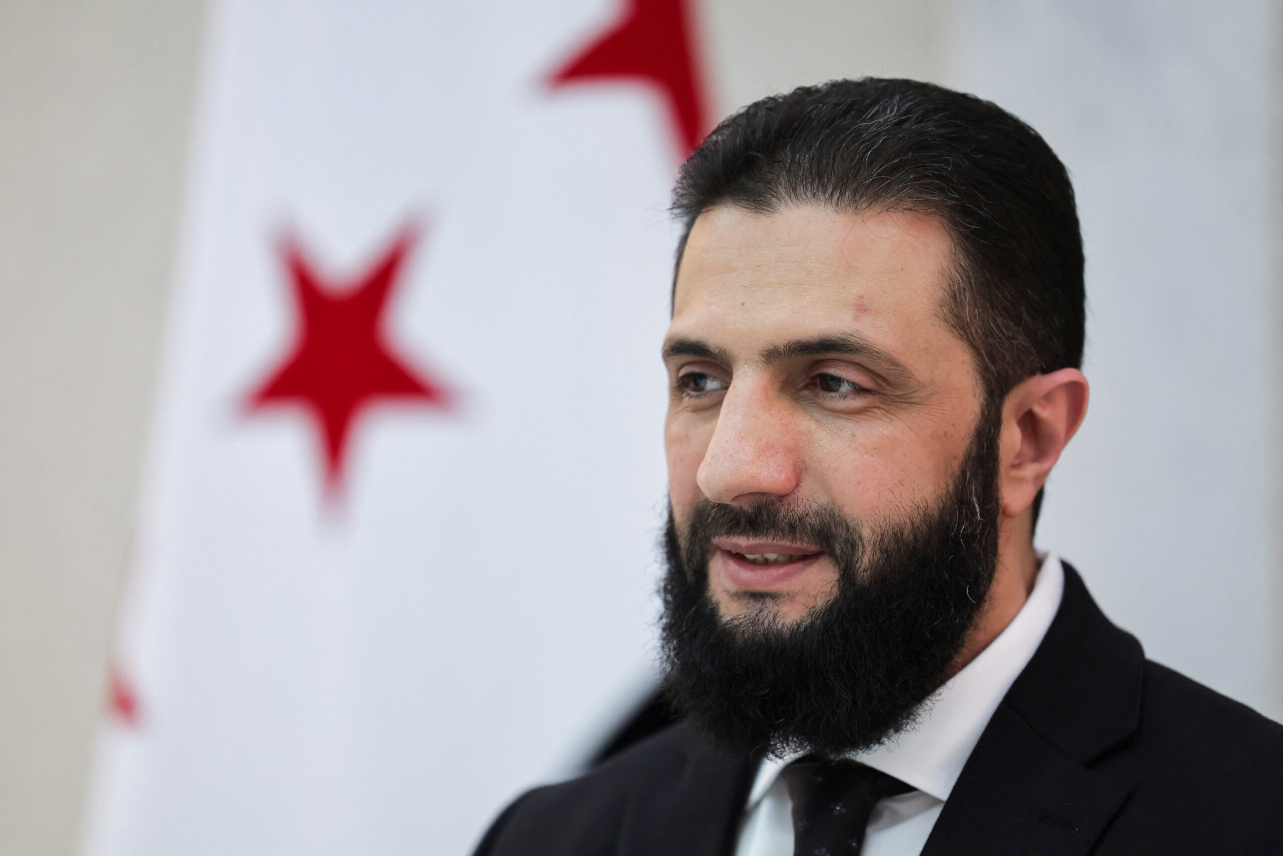 Le président par intérim de la Syrie, Ahmed al Charaa, lors d'une interview avec Reuters au palais présidentiel, à Damas, Syrie. /Photo prise le 10 mars 2025/REUTERS/Khalil Ashawi