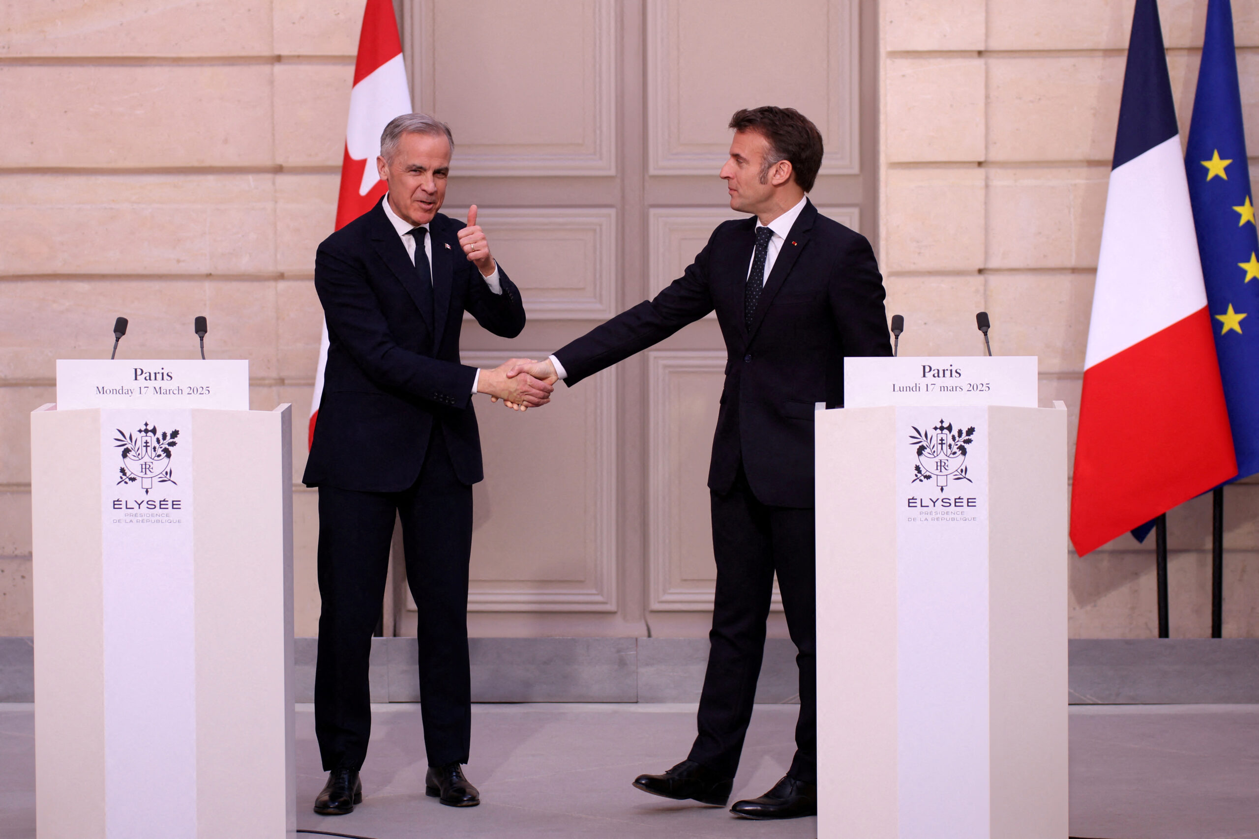 Le président français Emmanuel Macron et le Premier ministre canadien Mark Carney se serrent la main après une déclaration conjointe, au Palais de l'Élysée, lors de la première visite à l'étranger de Carney en tant que Premier ministre, à Paris, France. /Photo prise le 17 mars 2025/REUTERS/Thomas Padilla/Pool