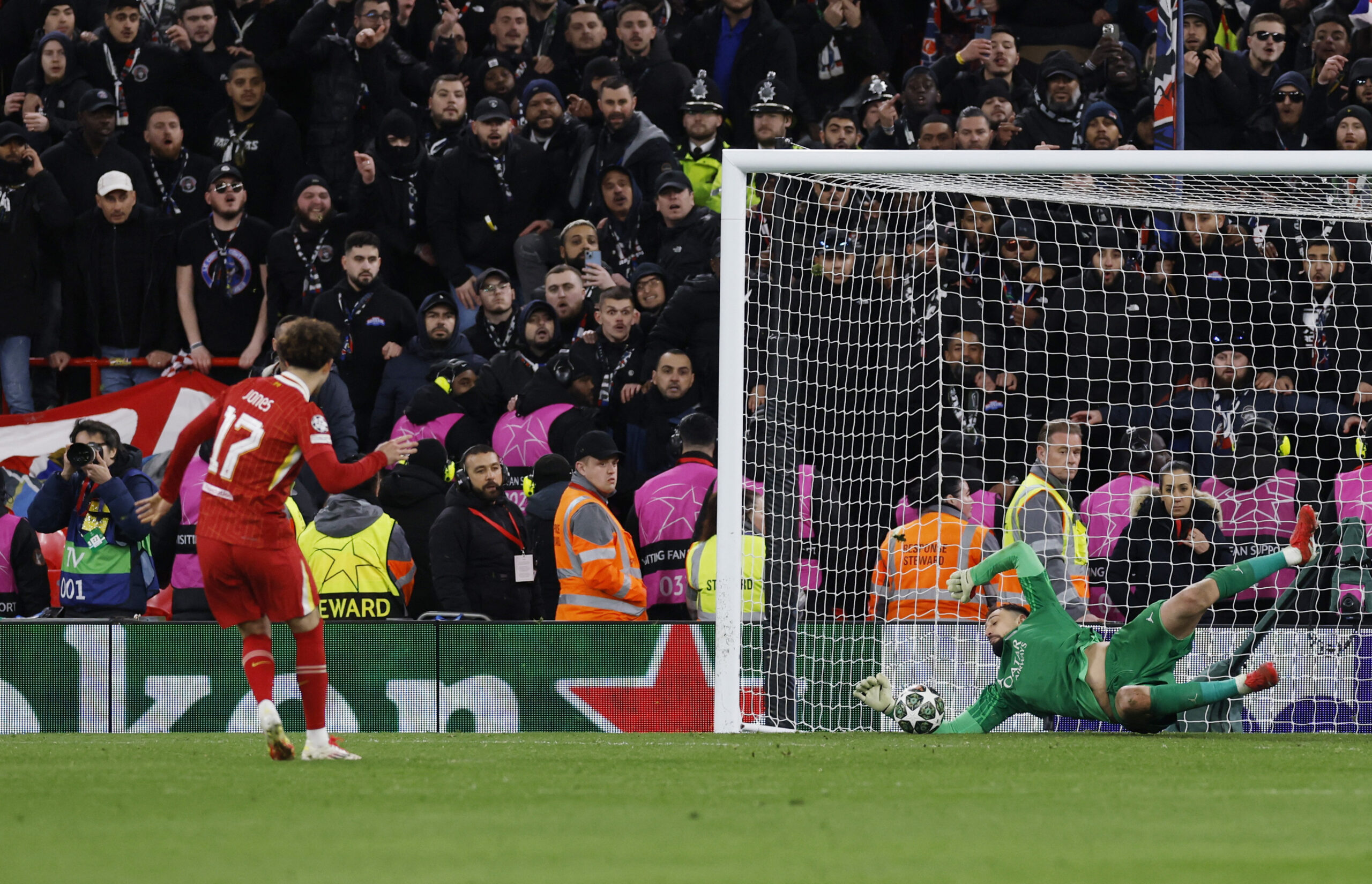 Curtis Jones de Liverpool voit son tir arrêté par Gianluigi Donnarumma du Paris St Germain lors de la séance de tirs au but. /Photo prise le 11 mars 2025/REUTERS/Jason Cairnduff