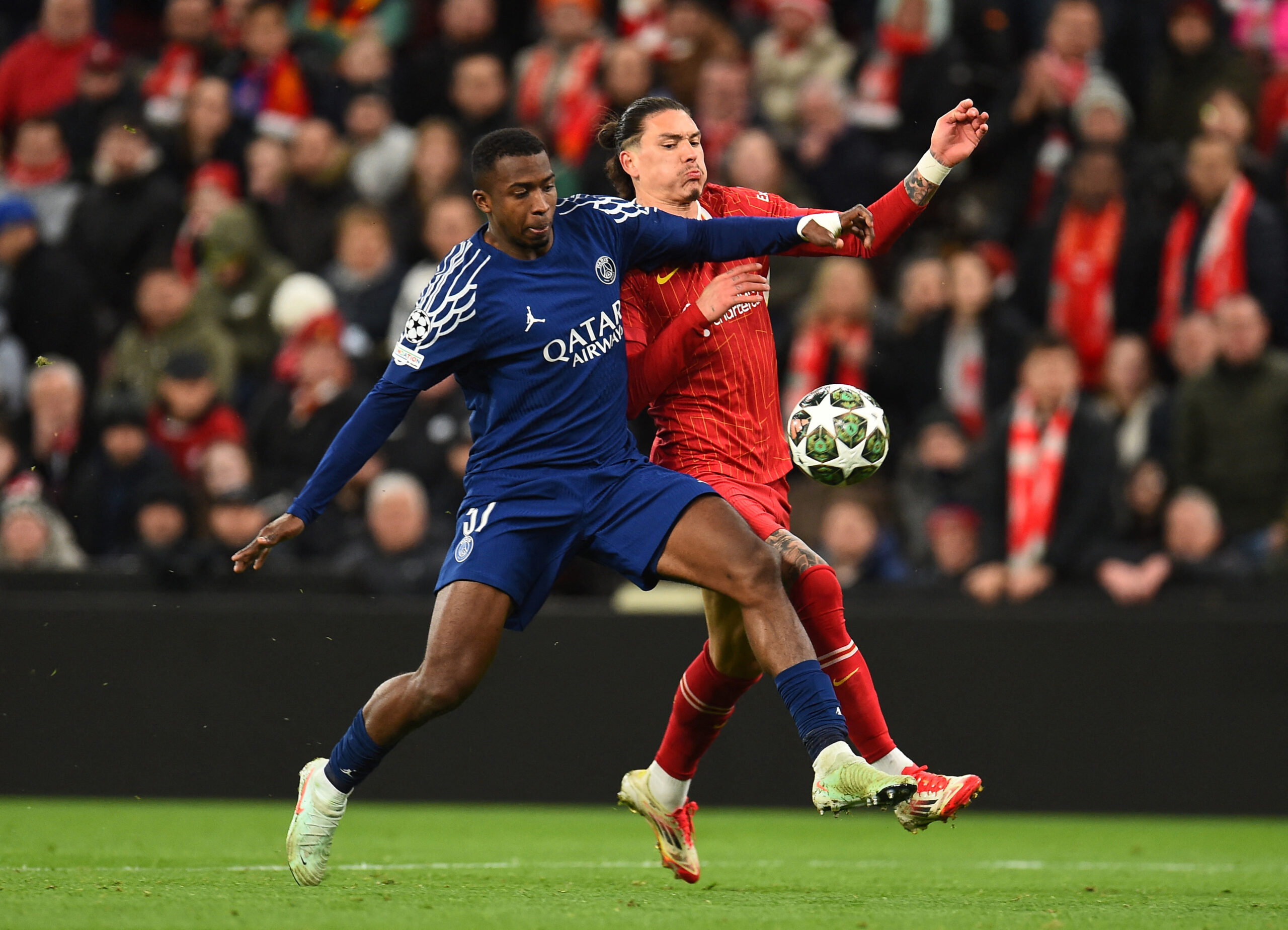 Willian Pacho du Paris St Germain en action avec Darwin Nunez de Liverpool. /Photo prise le 11 mars 2025/REUTERS/Peter Powell