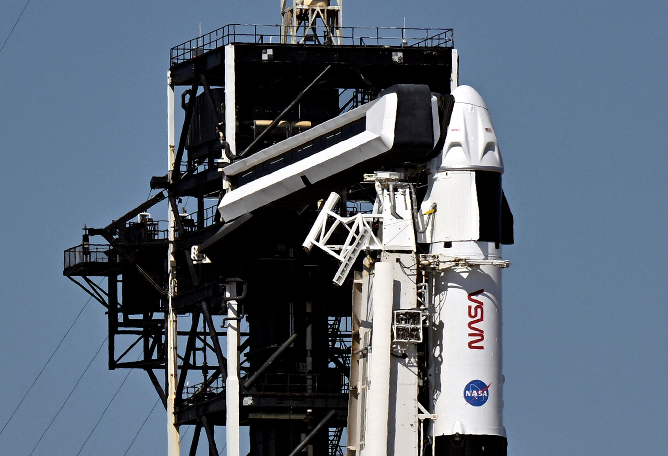 Une fusée SpaceX Falcon 9 se dresse sur le complexe de lancement 39A d'où elle doit transporter un équipage de quatre personnes vers la Station spatiale internationale depuis le Centre spatial Kennedy à Cap Canaveral, en Floride, aux États-Unis. /Photo prise le 12 mars 2025/REUTERS/Steve Nesius