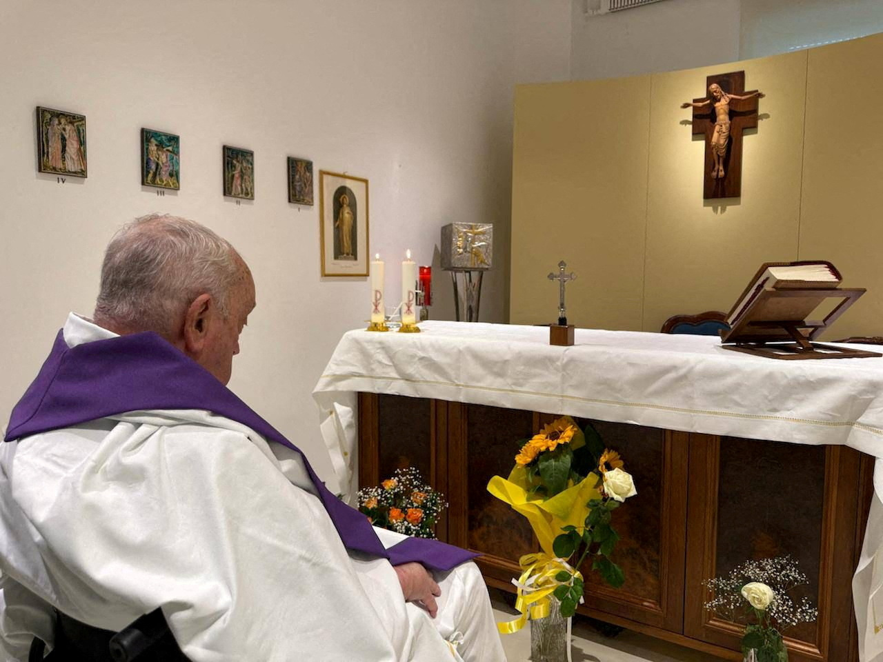 Le pape François concélèbre la messe dans la chapelle de l'appartement situé au dixième étage de l'hôpital Gemelli, où il poursuit son traitement, à Rome, Italie, Photo prise le 16 mars 2025. Bureau de presse du Saint-Siège/via REUTERS