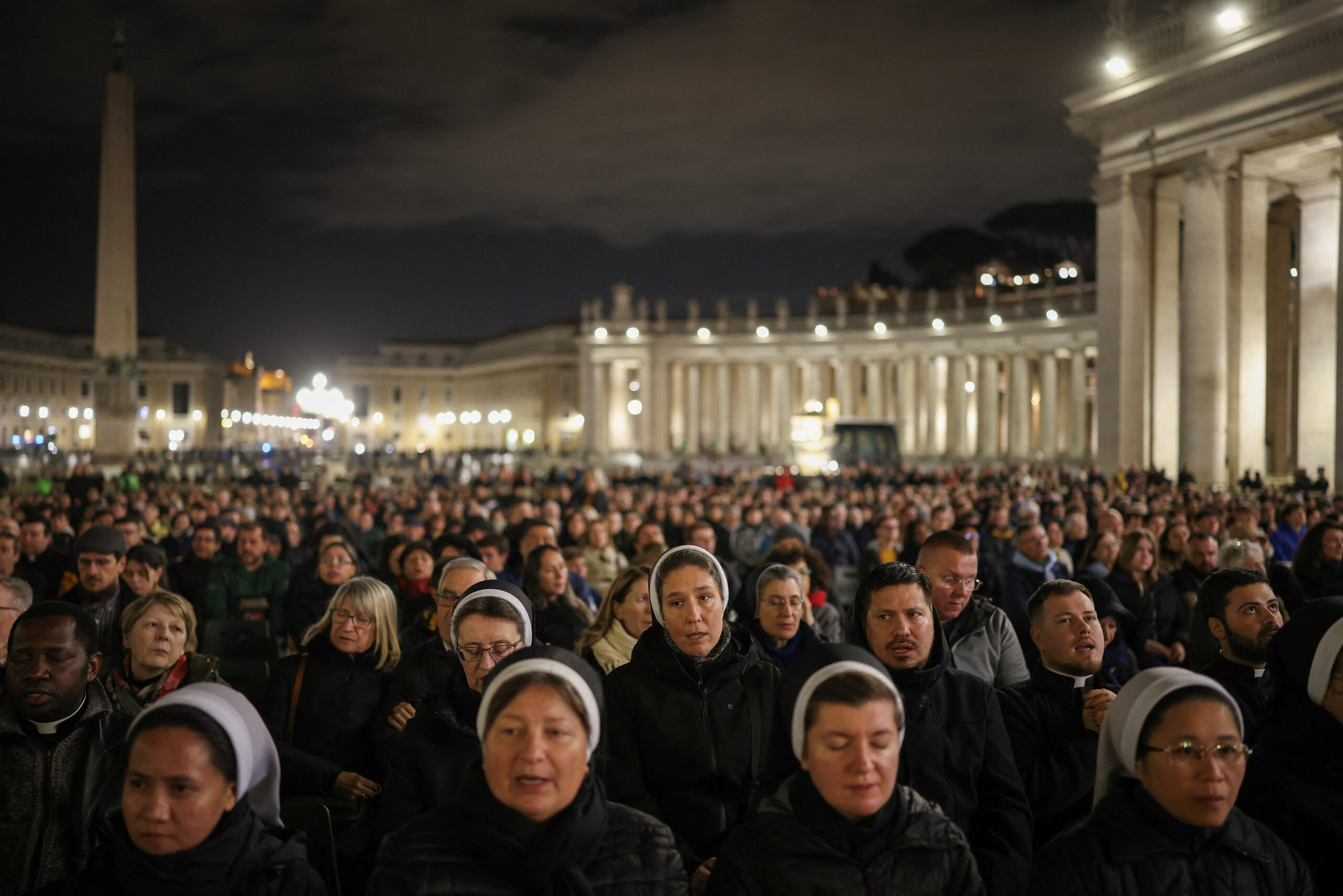 Des fidèles assistent à un service de prière sur la place Saint-Pierre, alors que le pape François poursuit son hospitalisation, au Vatican/Photo prise le 28 février 2025/REUTERS/Alkis Konstantinidis