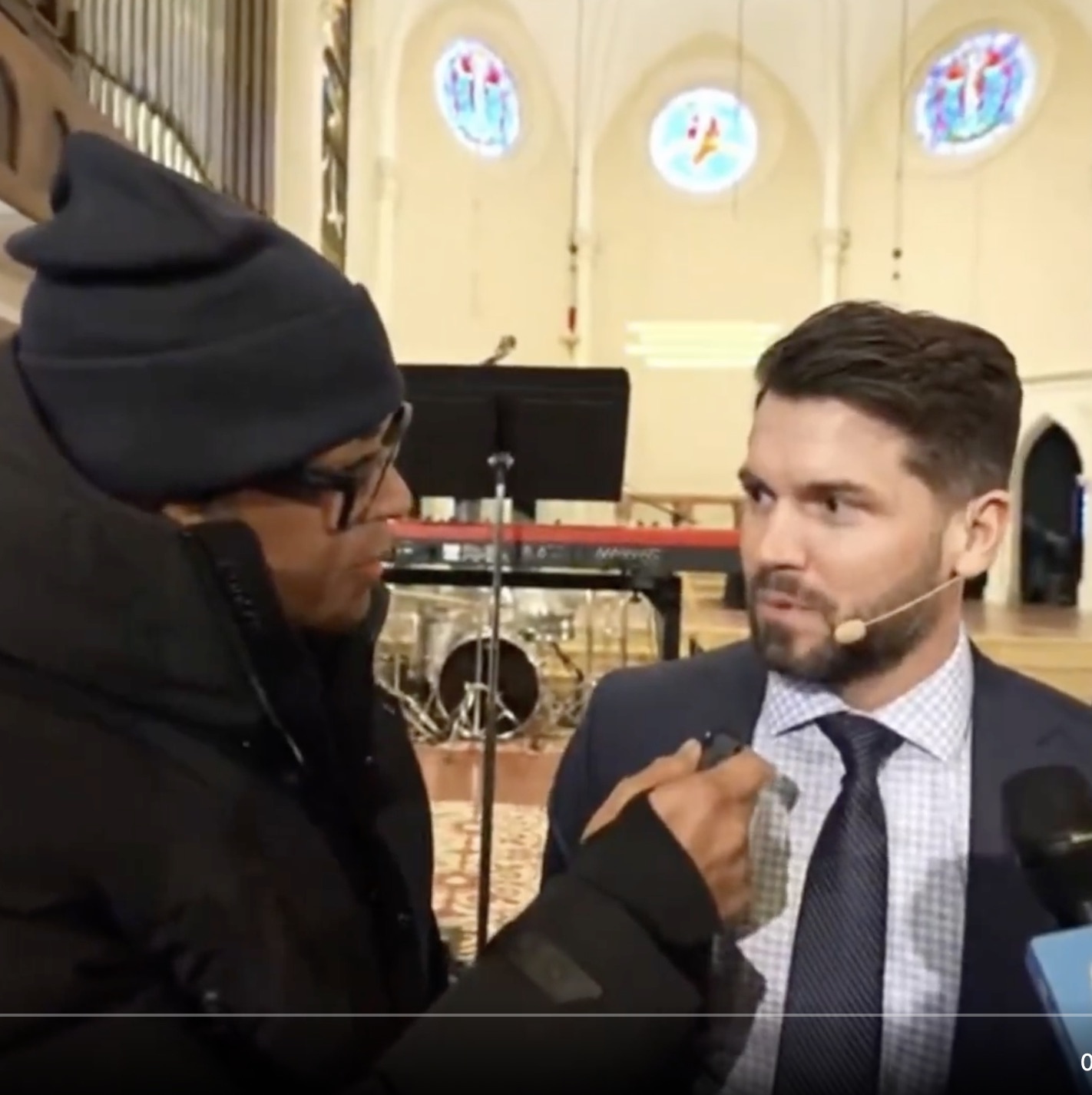 Donald Carlton Lemon dit Don Lemon est un journaliste et auteur américain. Il a été présentateur pour CNN à New York et a animé CNN Tonight .