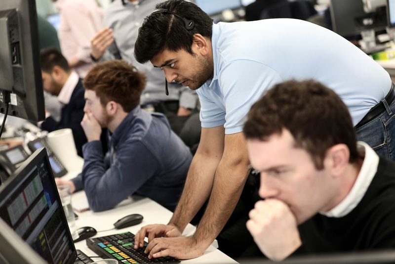 Des traders travaillent en salle des marchés de l'indice IG, à Londres. /Photo prise le 6 février 2018/REUTERS/Simon Dawson