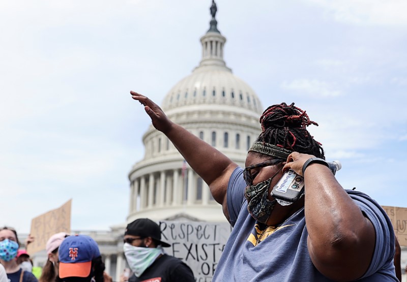 USA/FLOYD: LA JUSTICE DURCIT LES CHARGES CONTRE LES POLICIERS IMPLIQUÉS