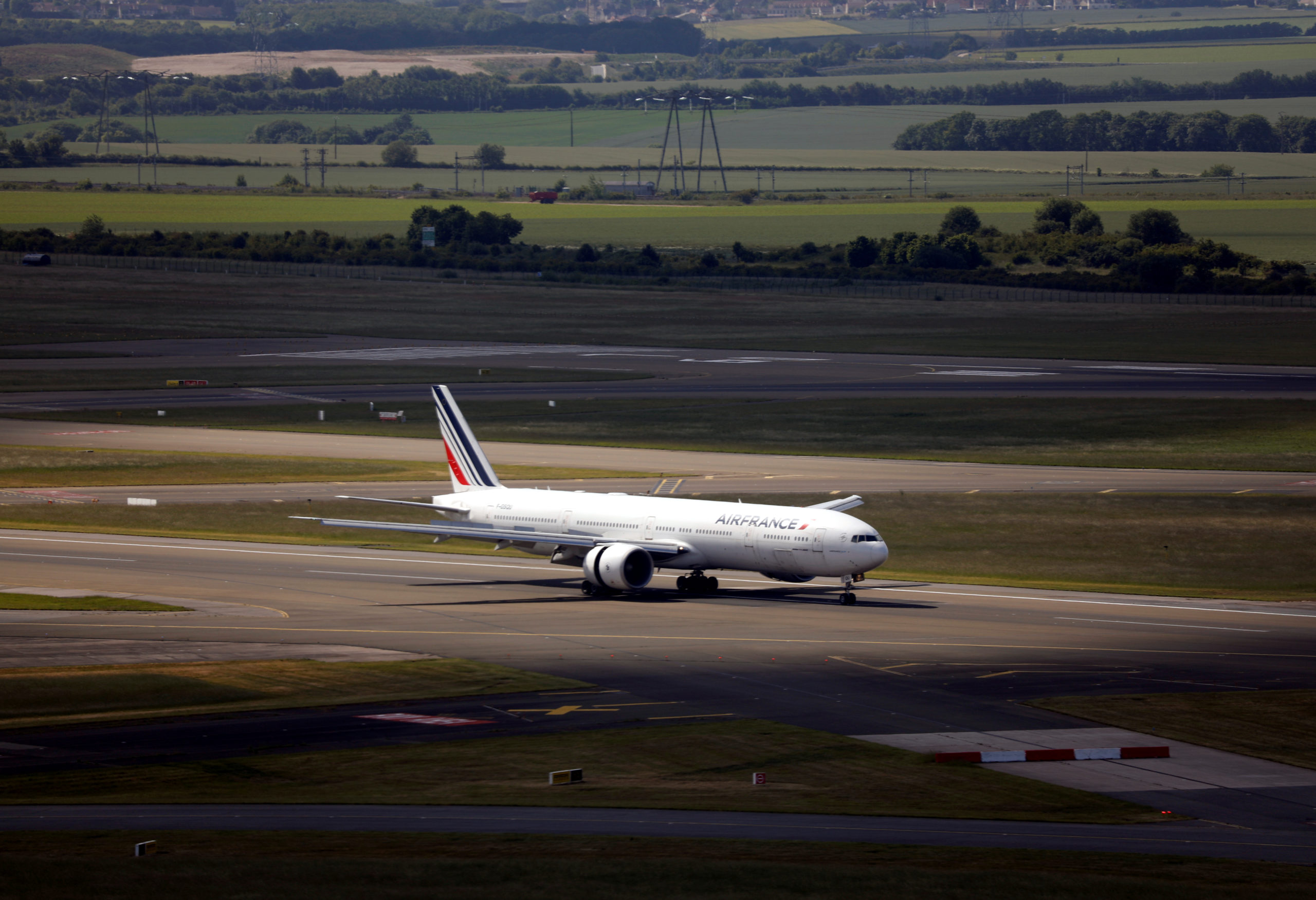 Air France prépare un plan de départs volontaires pour 8.300 postes, selon Bloomberg