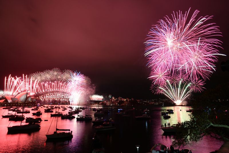 Feux d'artifice et rues désertes pour saluer la fin d'une année éprouvante