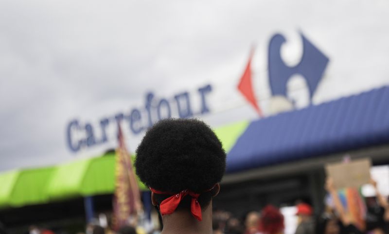 Carrefour Brasil "regrette profondément" la mort d'un homme dans l'un de ses magasins