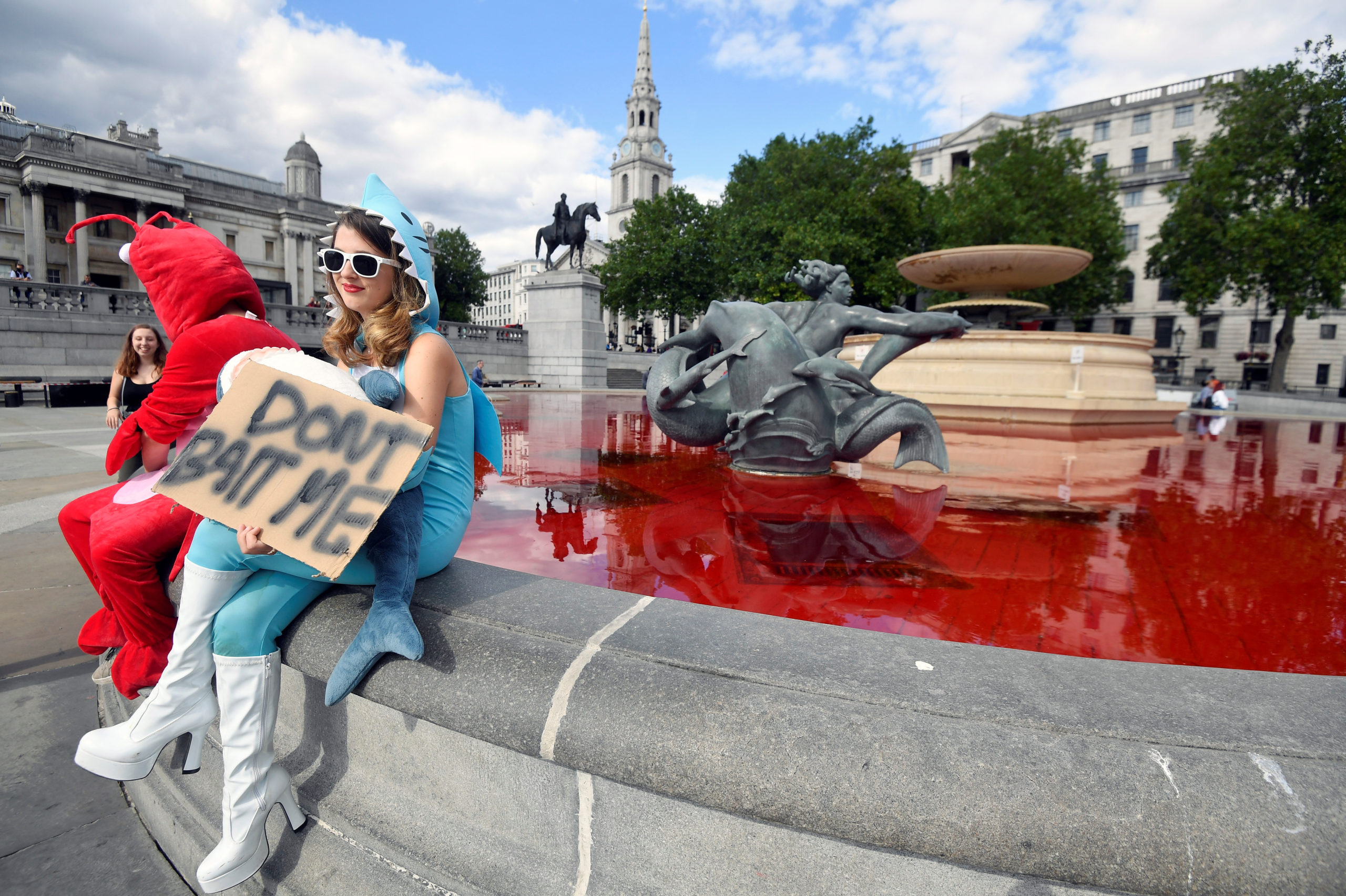 Des défenseurs des animaux colorent en rouge les fontaines de Trafalgar Square