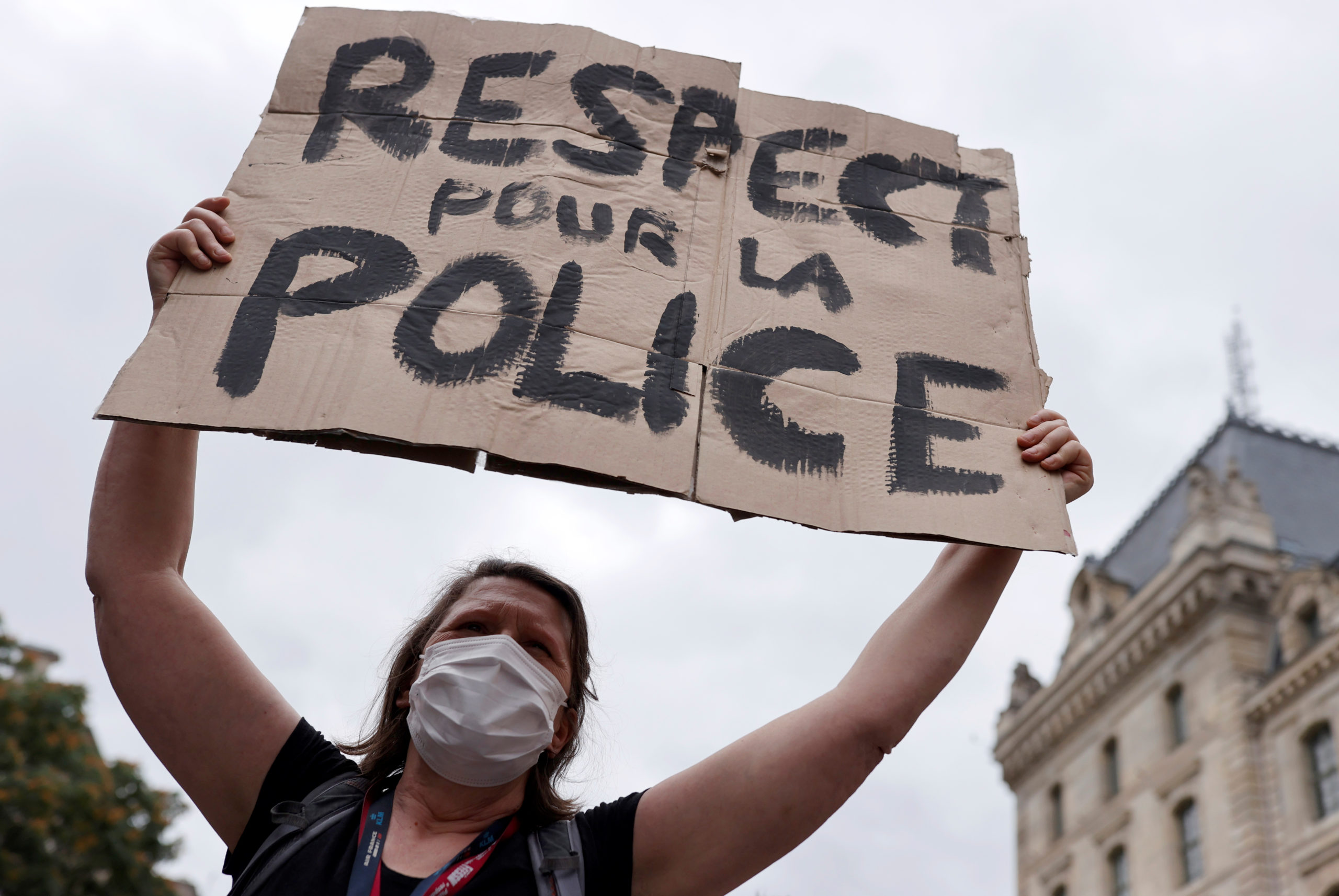 Des épouses de policiers interpellent le gouvernement