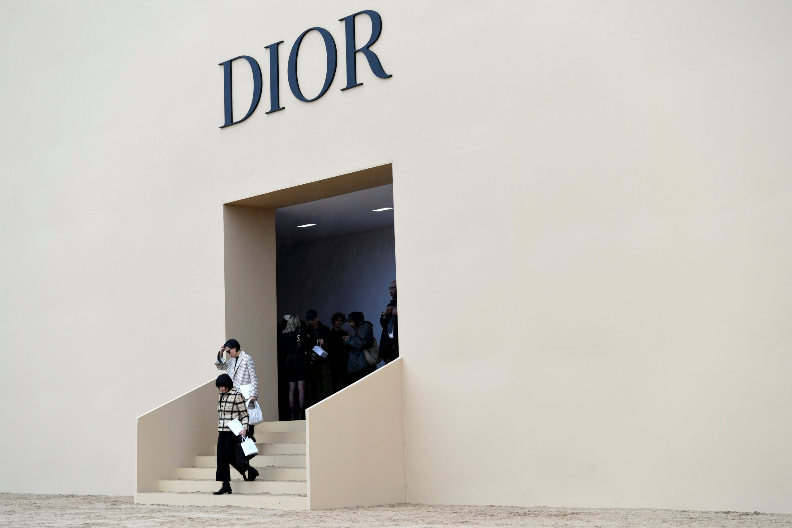 Dior relance ses défilés, sans invités au premier rang