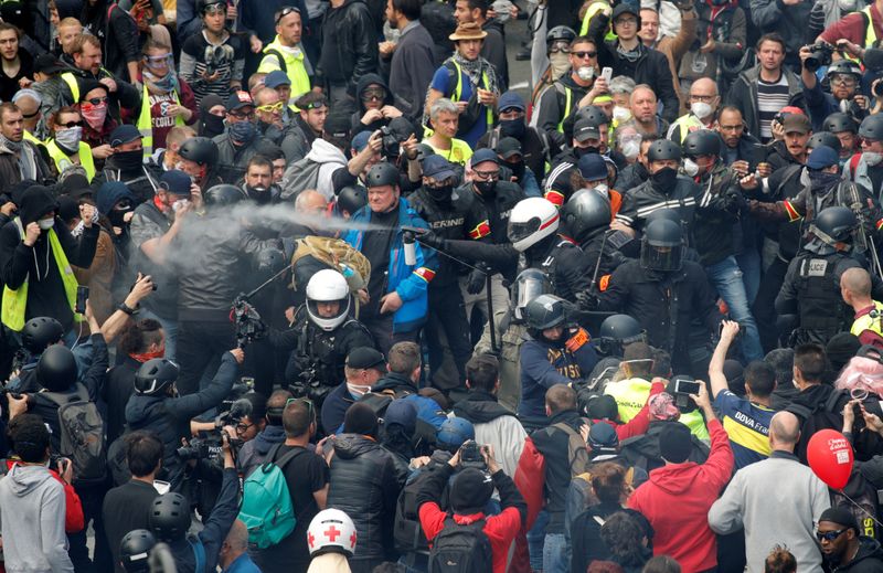 Gilets jaunes: Un CRS condamné pour un jet de pavé pendant une manifestation