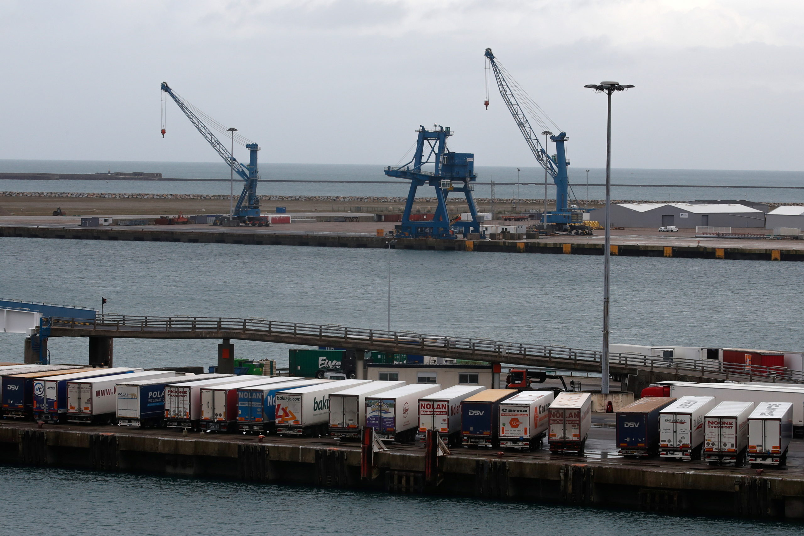 La France supprime l'obligation de tests négatifs pour les routiers irlandais